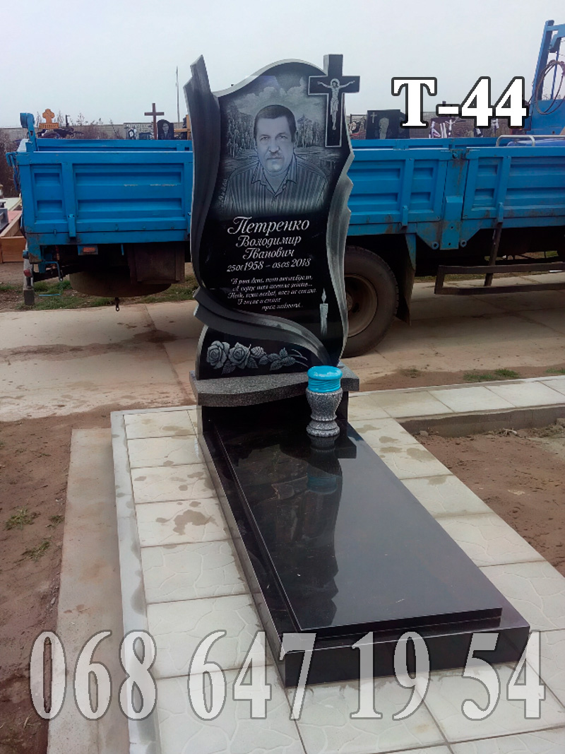 Пам’ятник Т-44 одинарний, закритий квітник, портрет з фоном