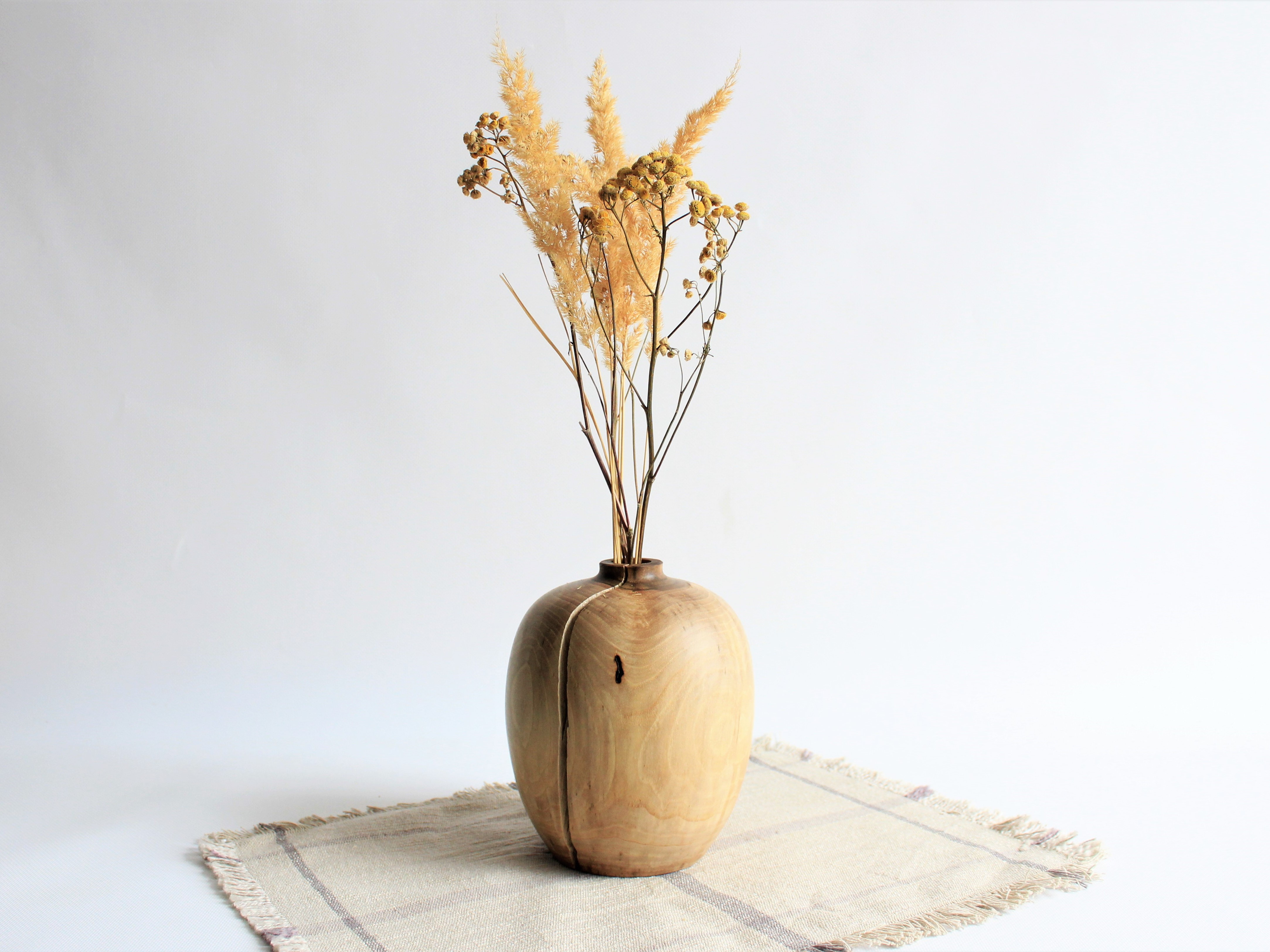 Декоративна ваза з горіха