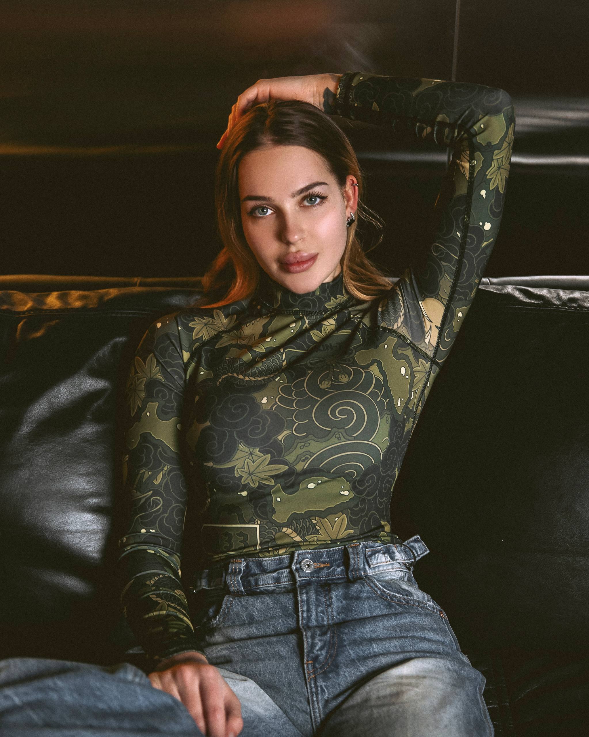 Тактичний жіночий рашгард "ONI1133" від українського бренду "SKIN TEC DIVISION".