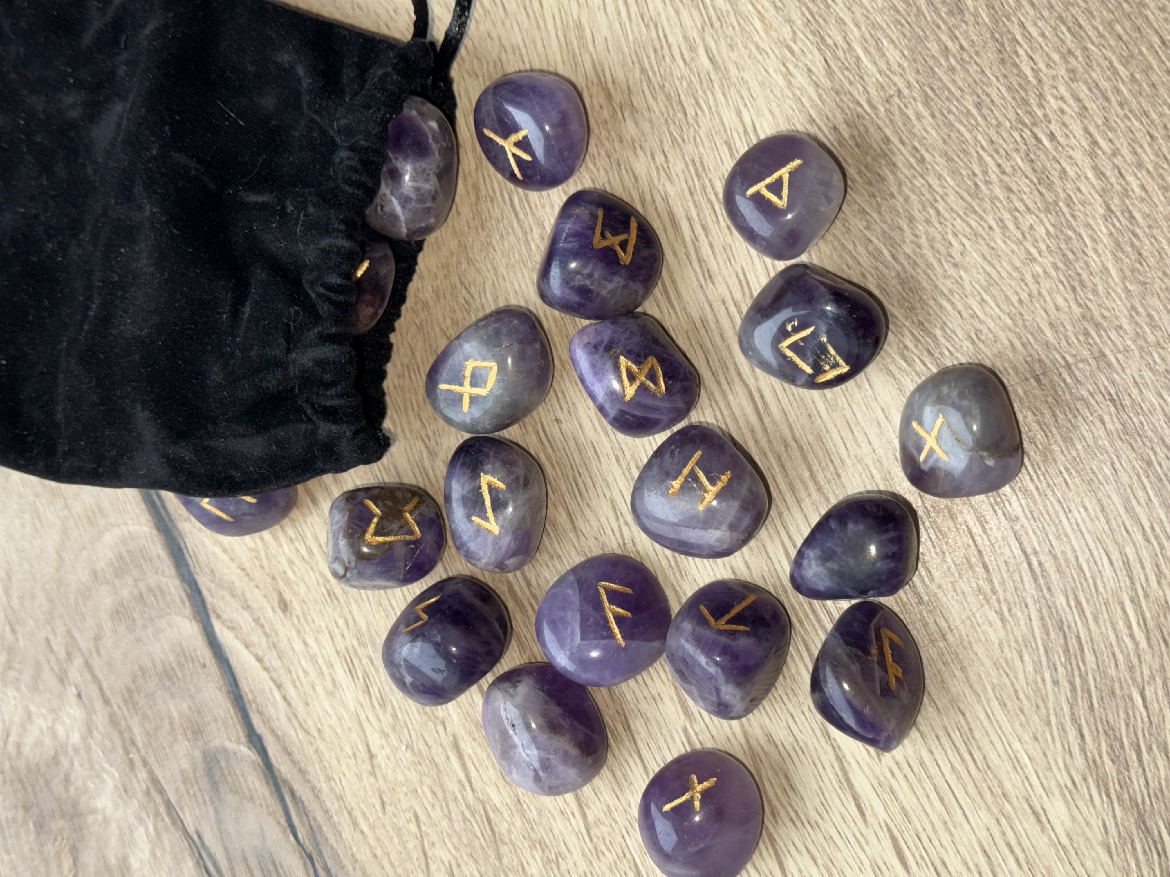 Руни з Аметисту