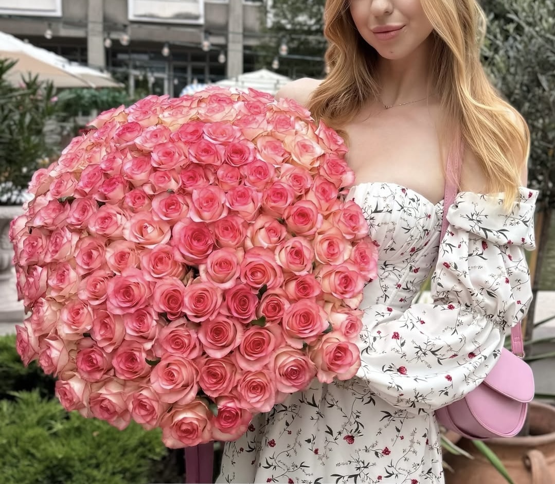 101 рожево-біла троянда "Джумілія"