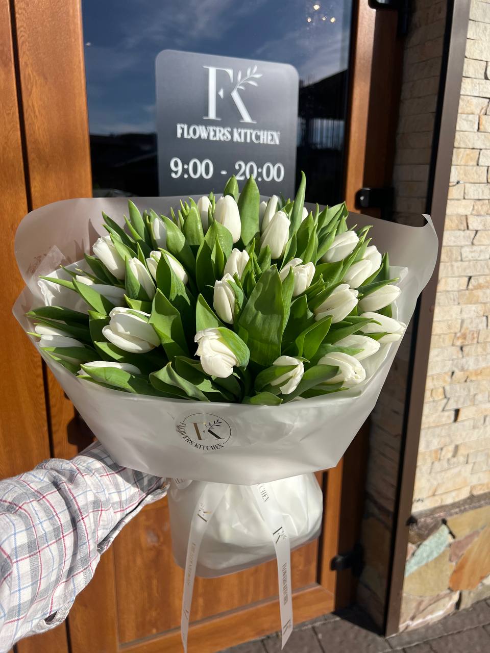 29 білих тюльпанів в упакуванні
