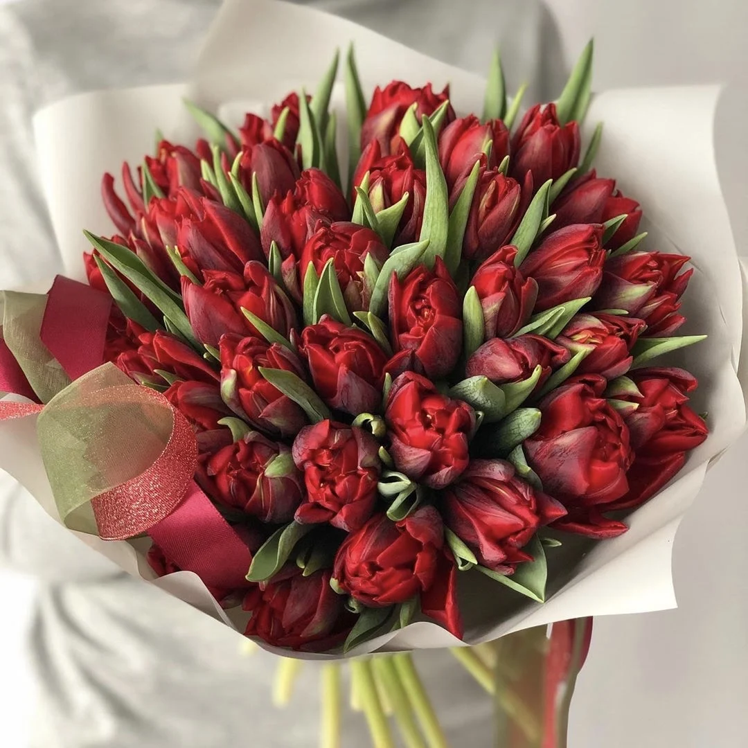 Букет півонієподібних червоних тюльпанів "Love is ..."
