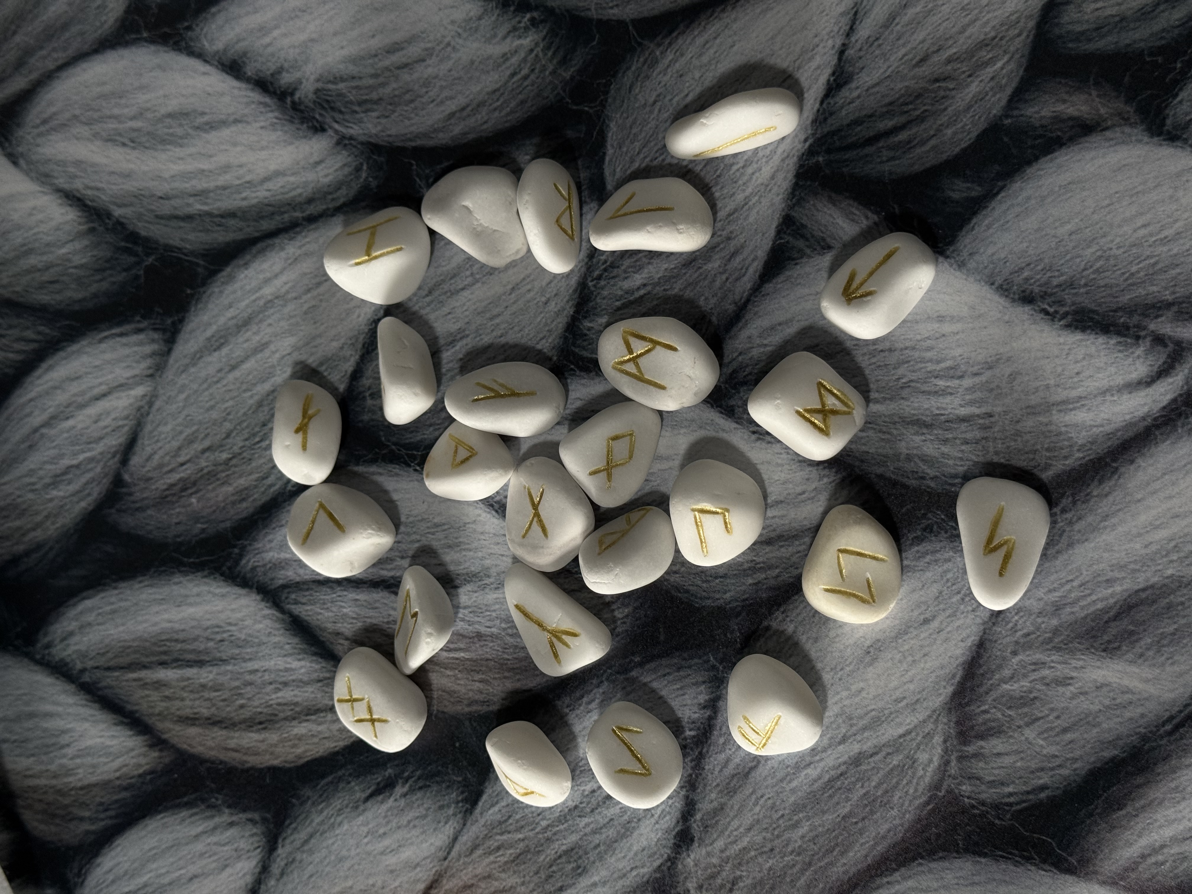 Руни з Білого мармуру