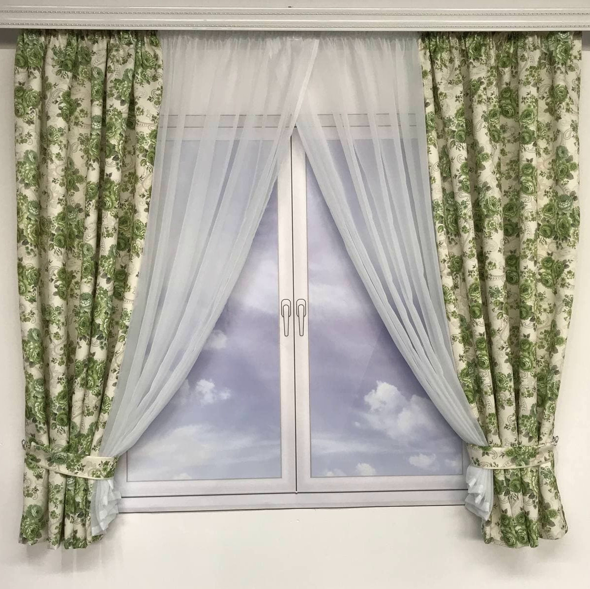 Короткі атласні штори з тюлем з принтом квітів зеленого кольору на тасьмі