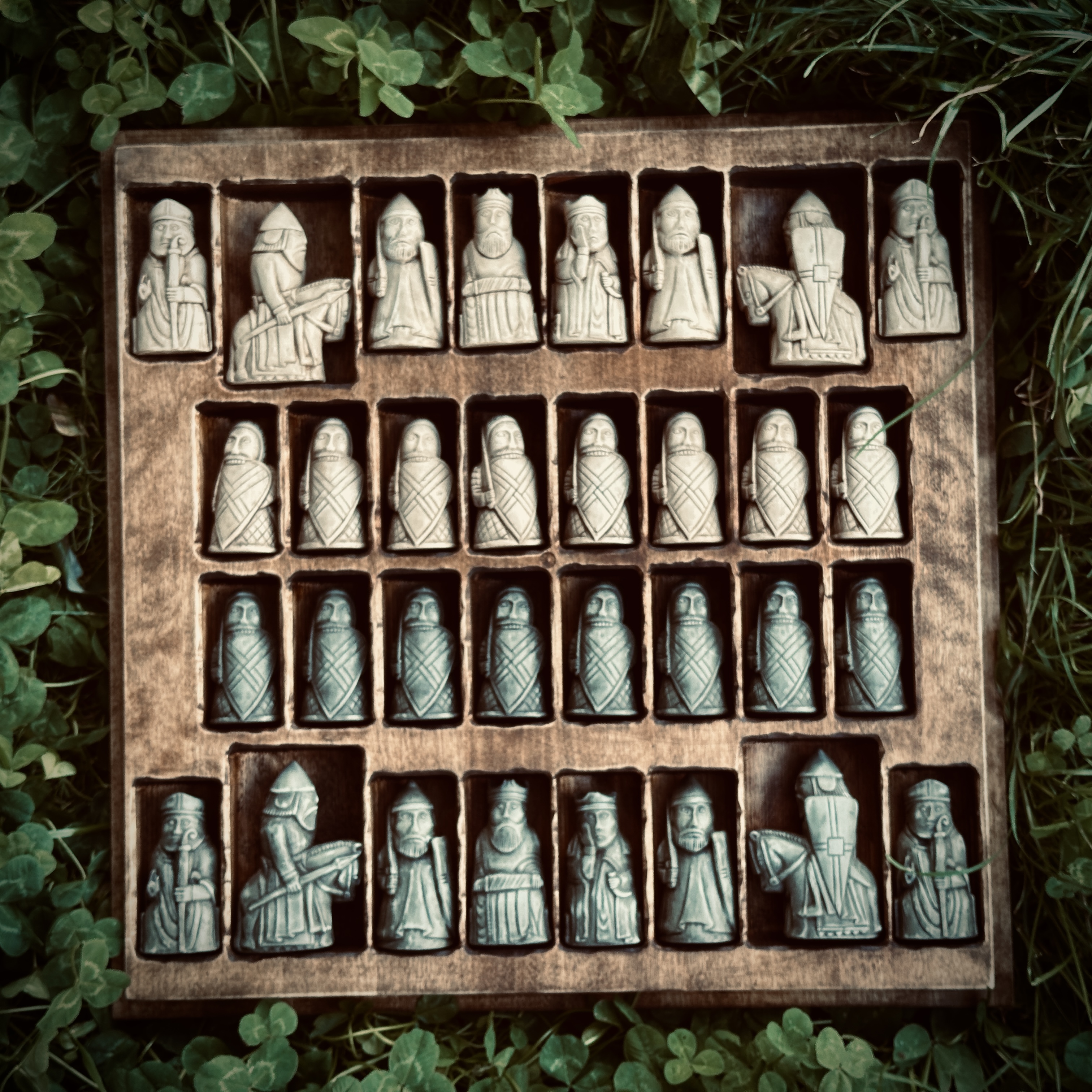 Шахи за мотивами фігурок з Острова Льюїс