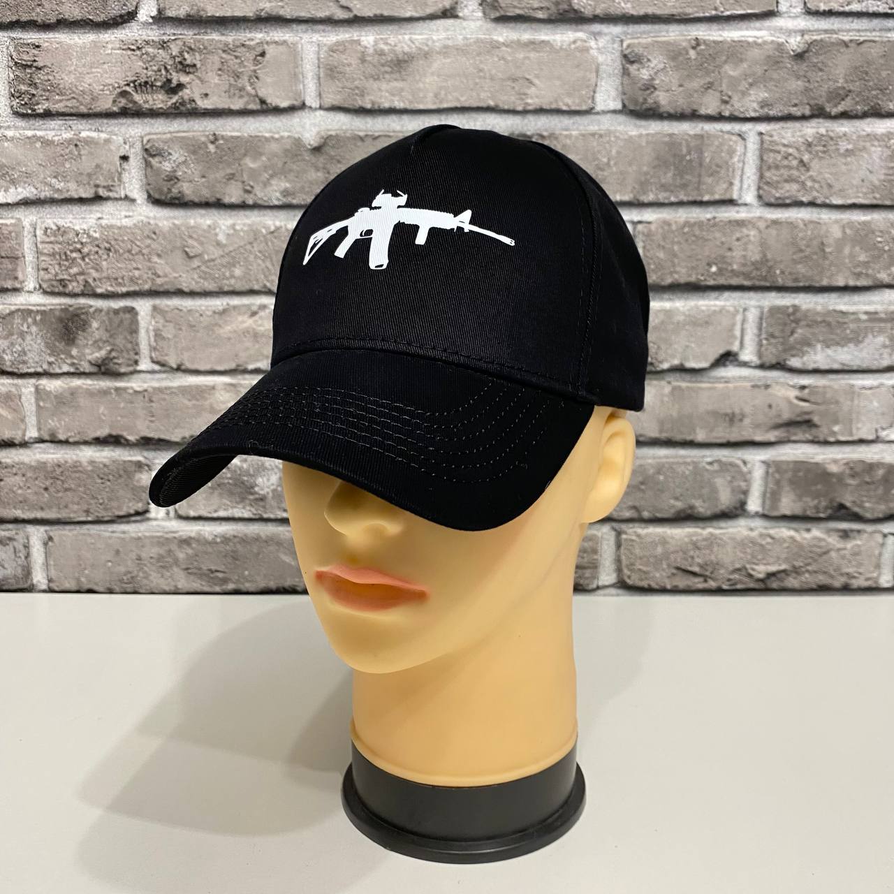 Чорна кепка з принтом