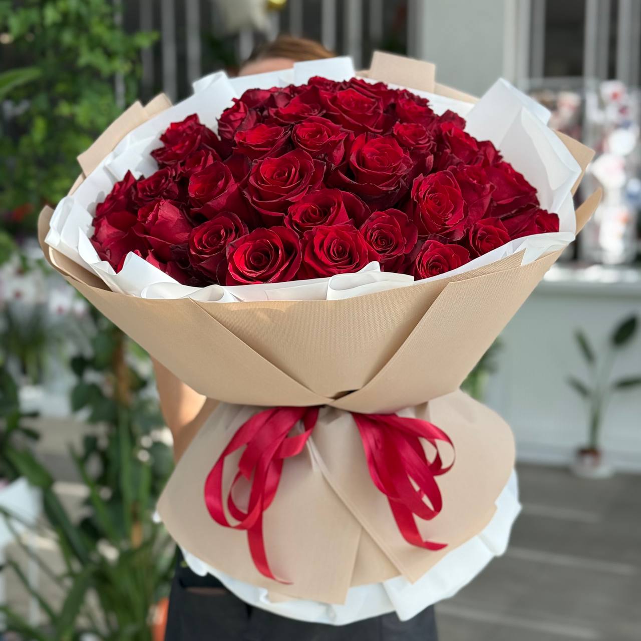 Букет із червоної імпортної троянди