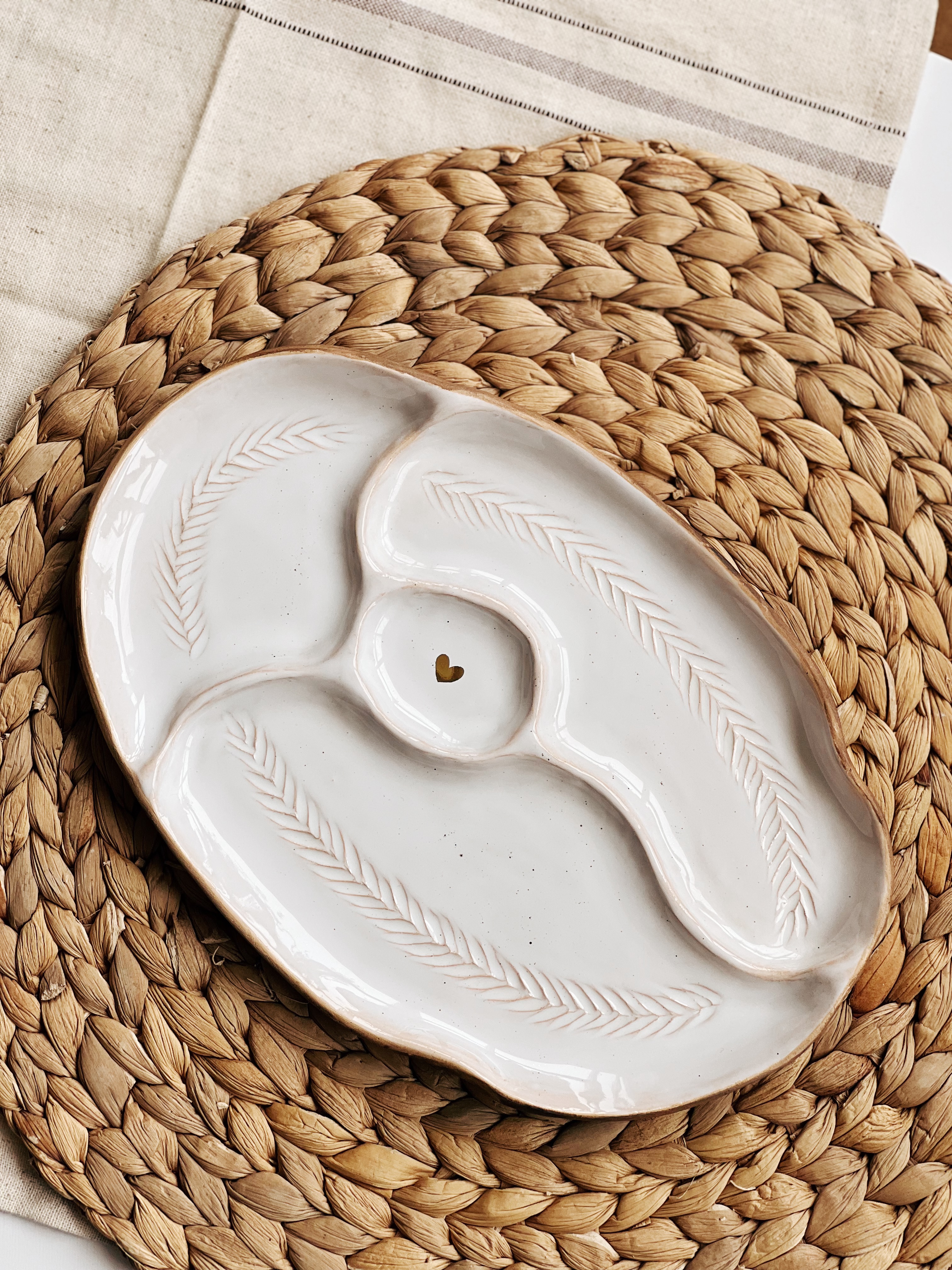 Овальне зоноване блюдо 26 на 17,5 с золотим серцем та бризками