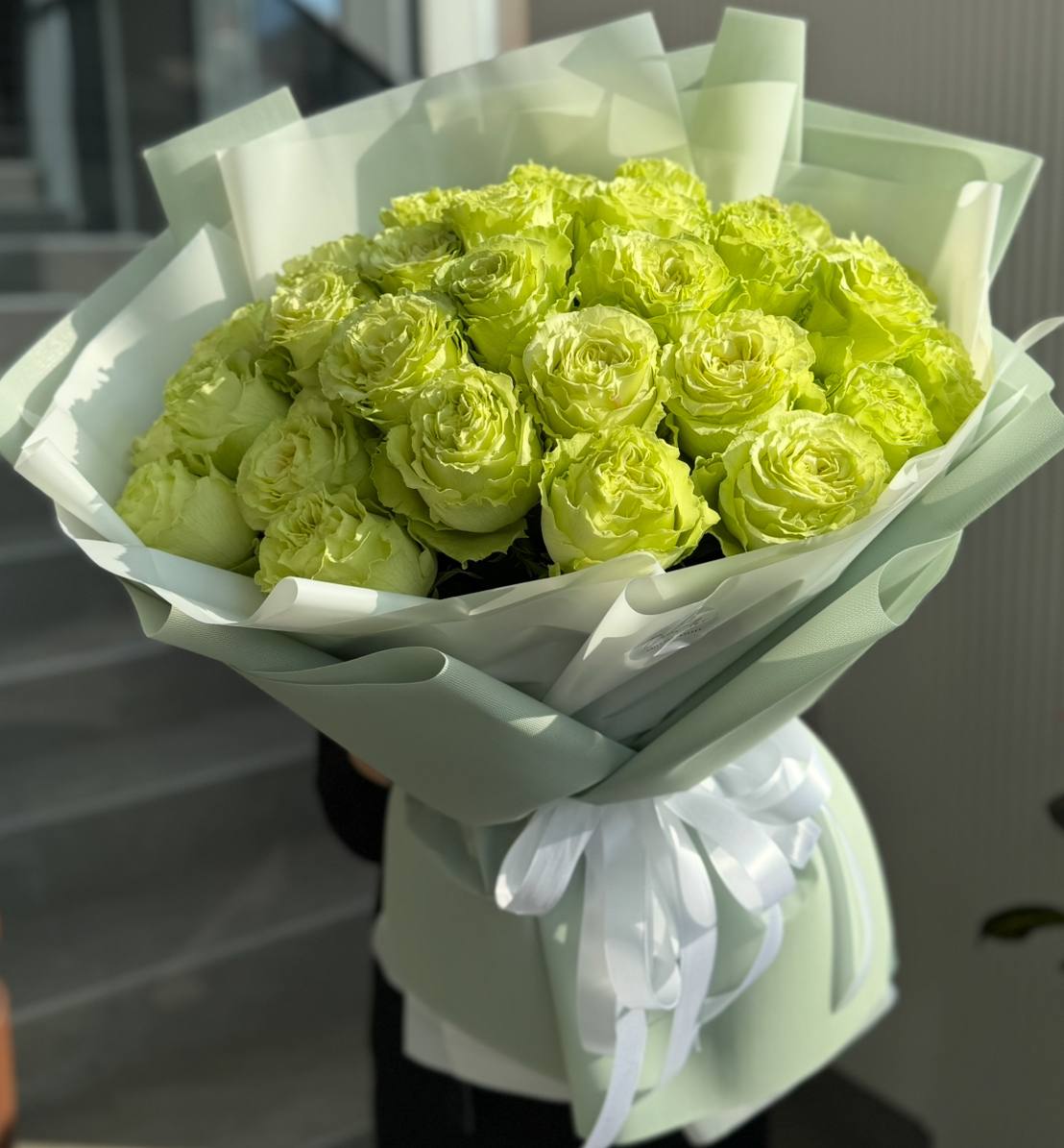 Яскравий букет зеленого відтінку із троянди Лимонад