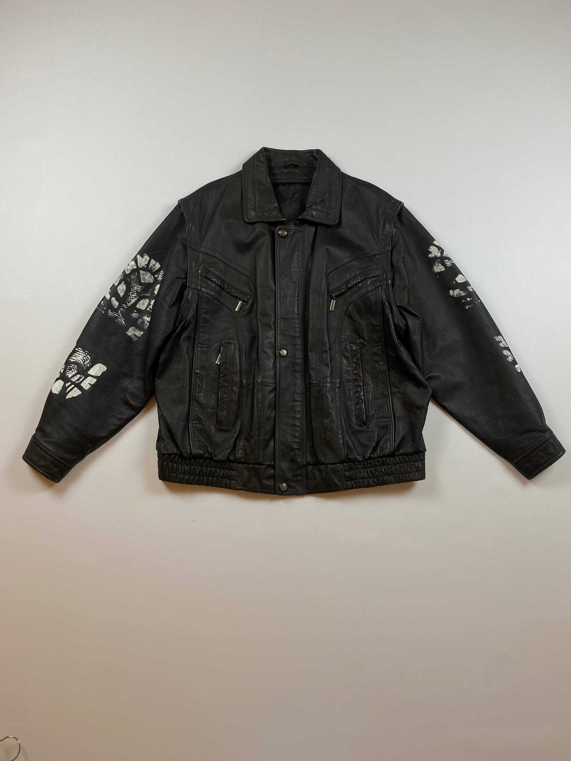 Шкіряний бомбер з відбитками
