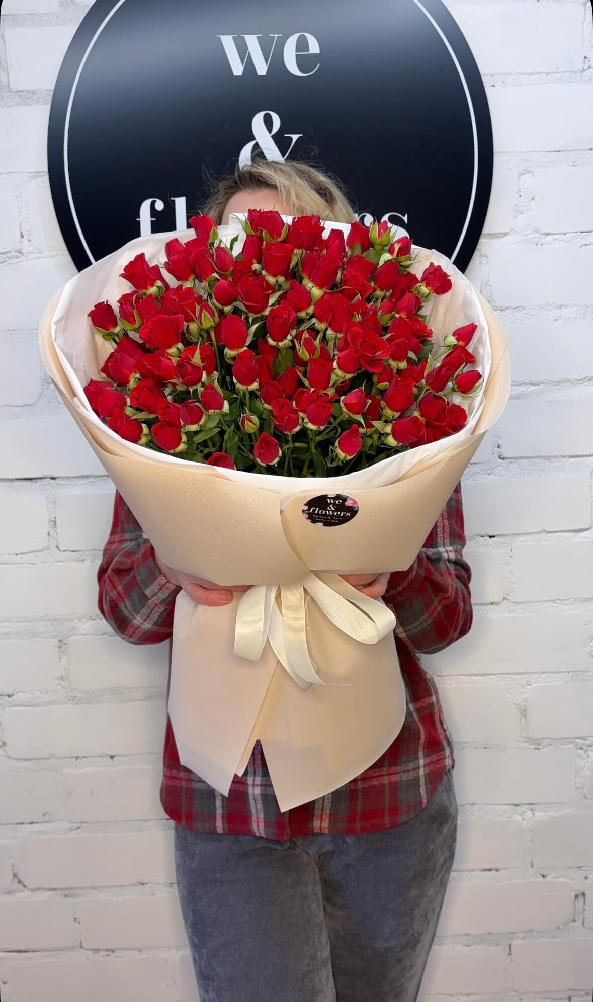 Букет з кущової червоної троянди Мірабель