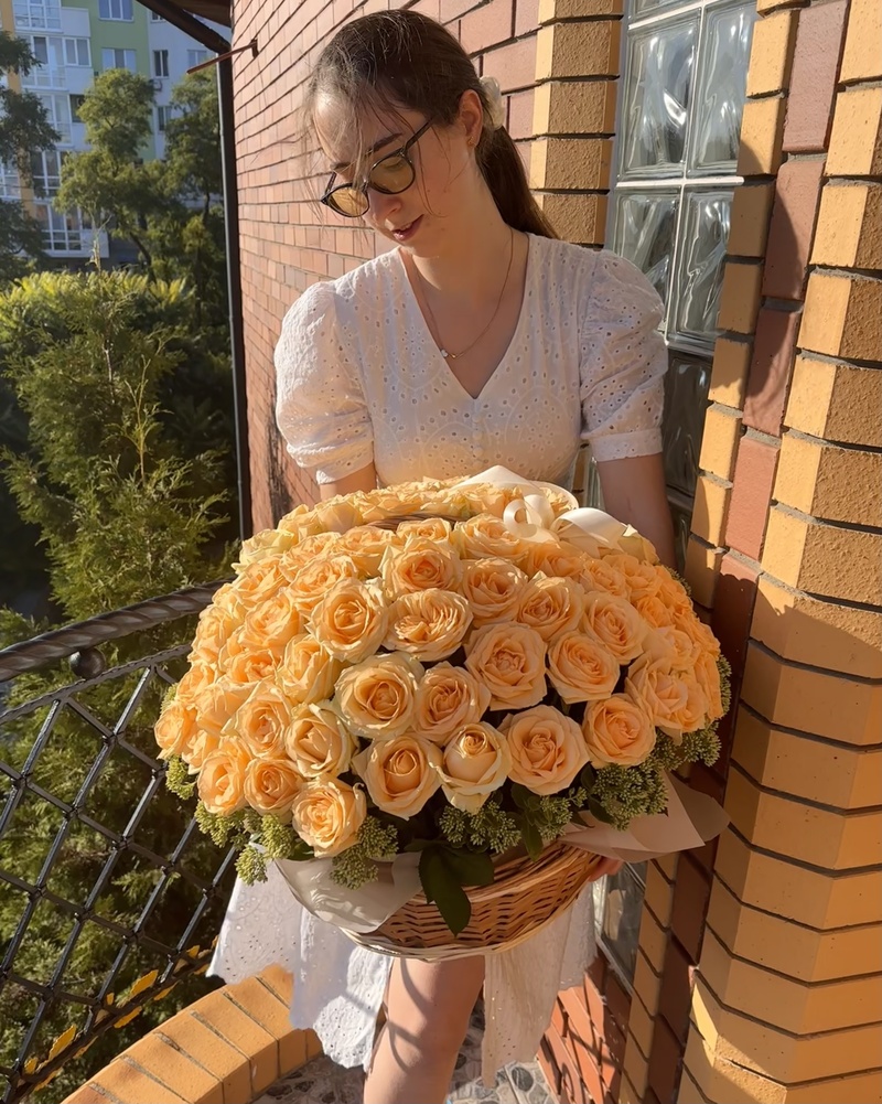 Композиція в корзині з 101 персикової троянди