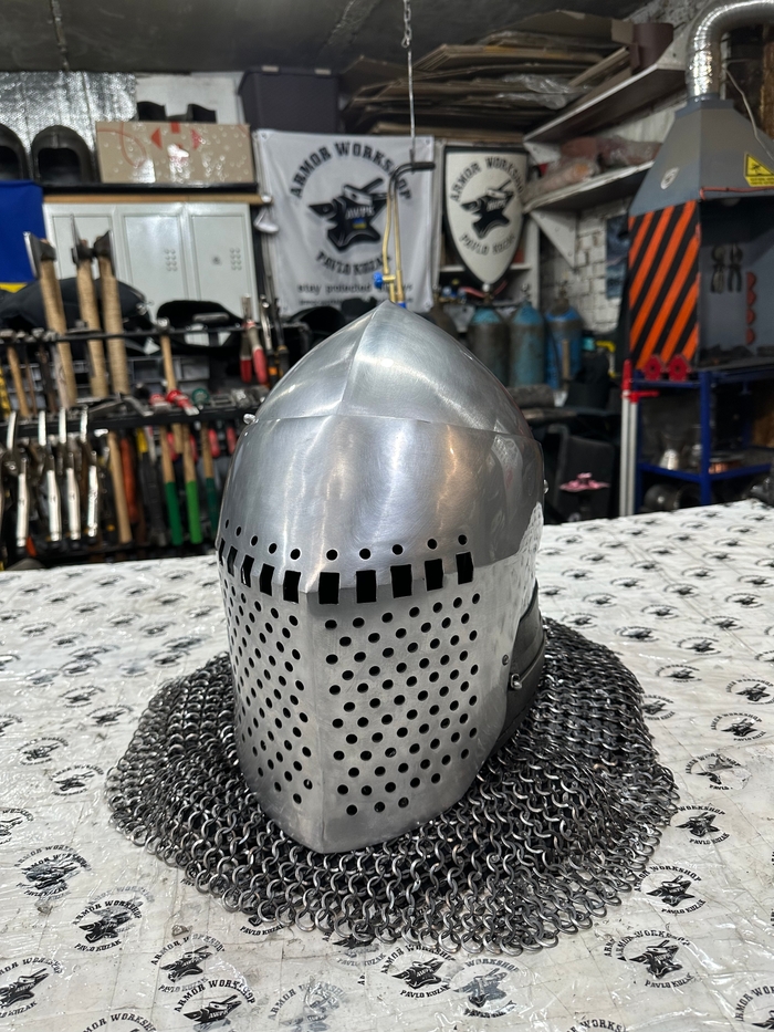 Armor helmet “Spolettos sports arm”