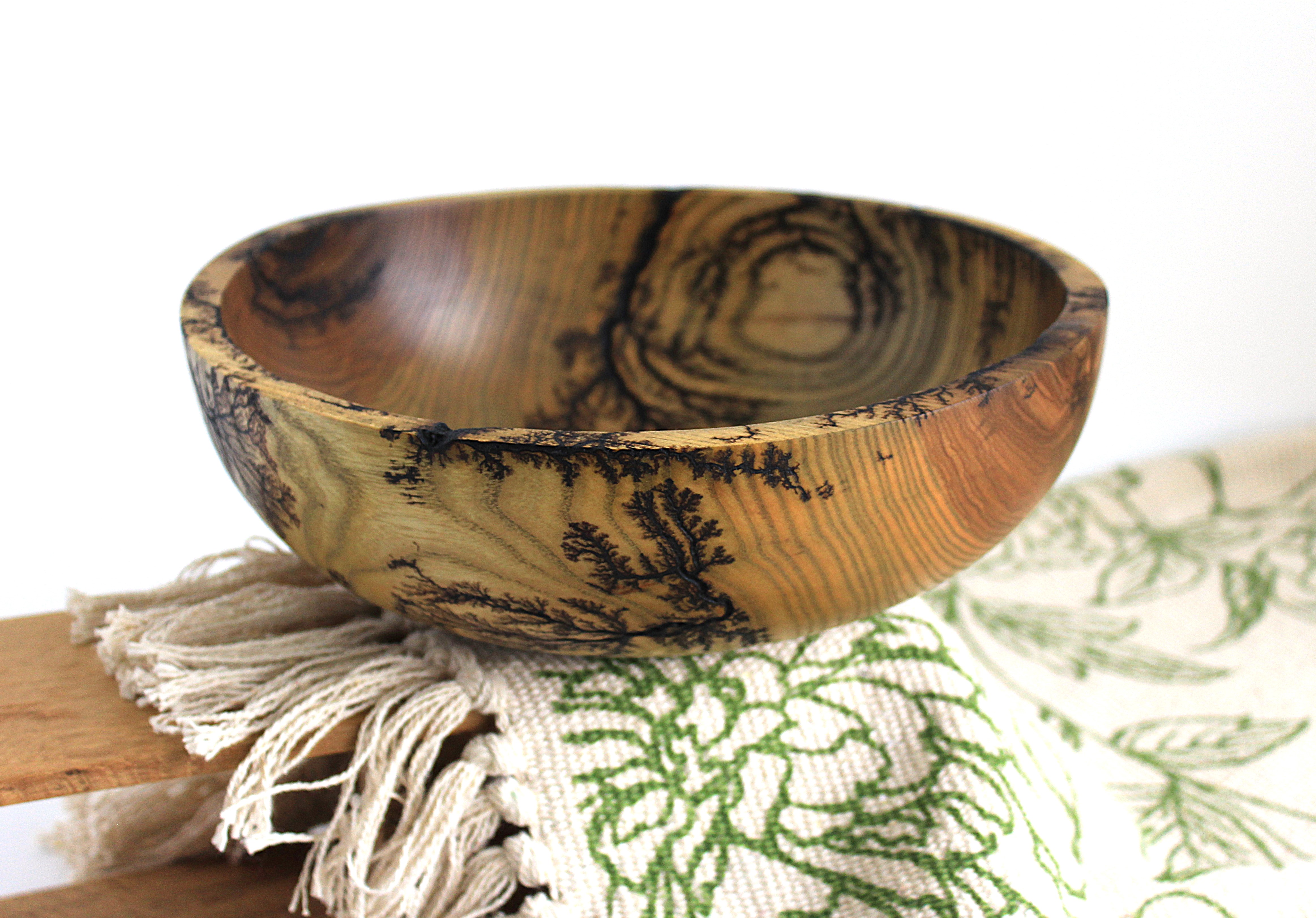Миска для подачі страв з ясена ручної роботи