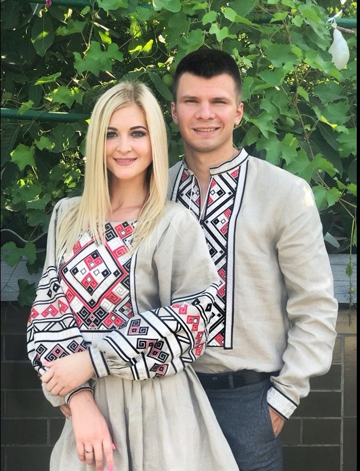 Сукня міді пісочного відтінку та чоловіча вишиванка