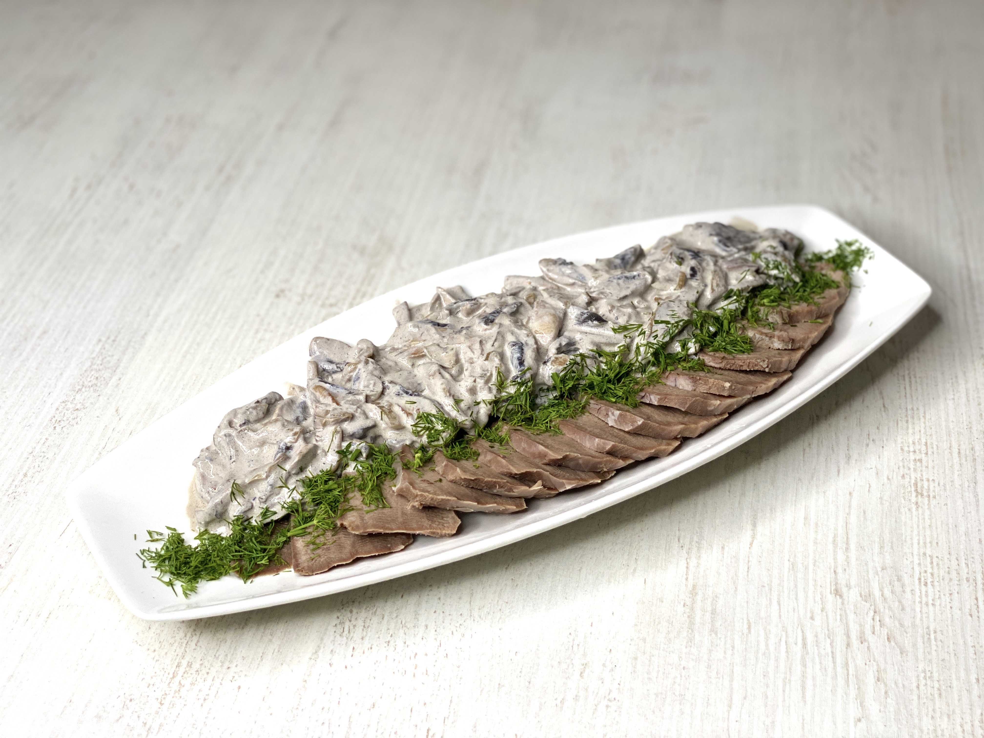 Яловичий язик відварний з грибами (100)