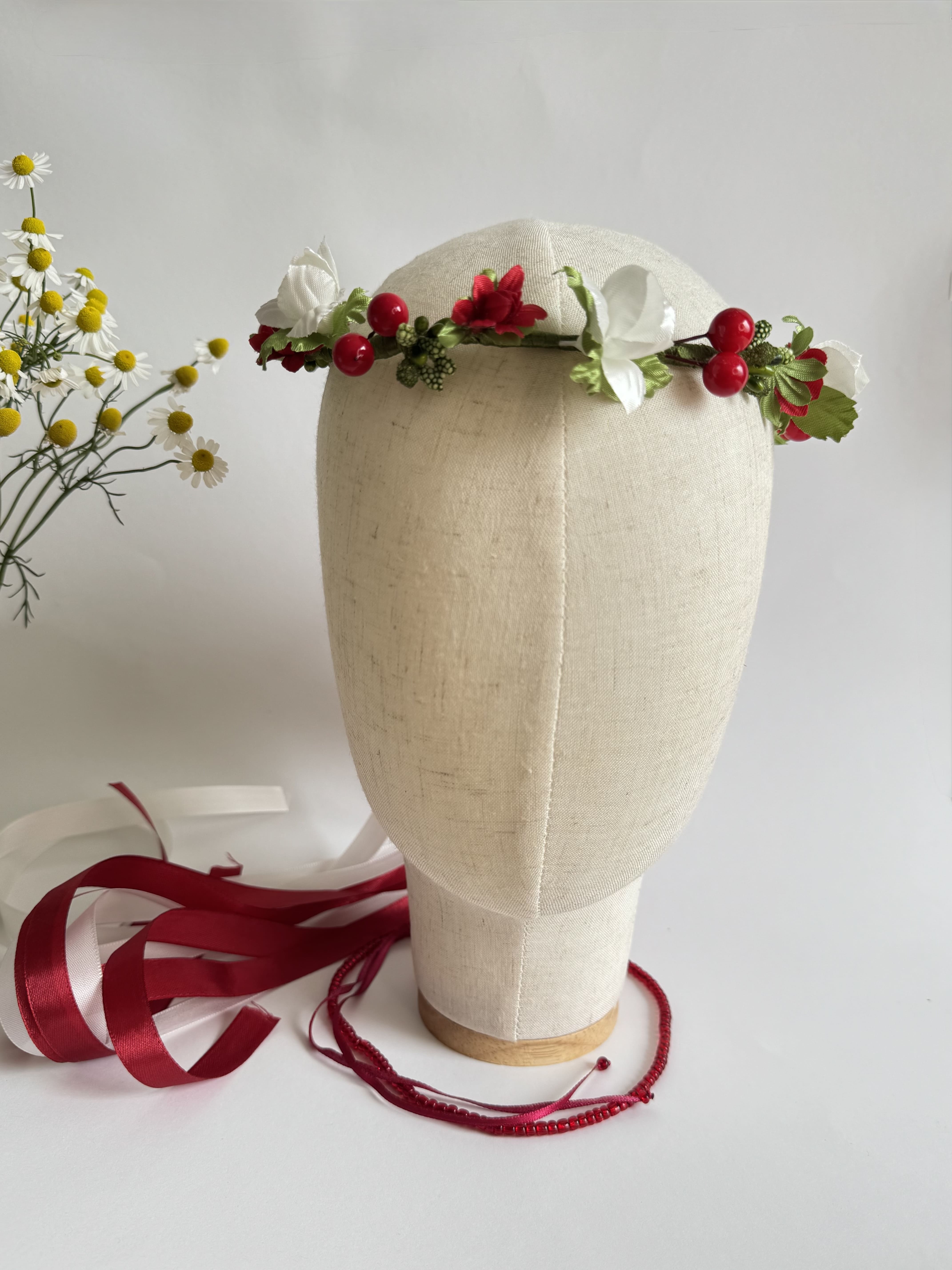 Віночок-гілочка з червоних і білих квітів