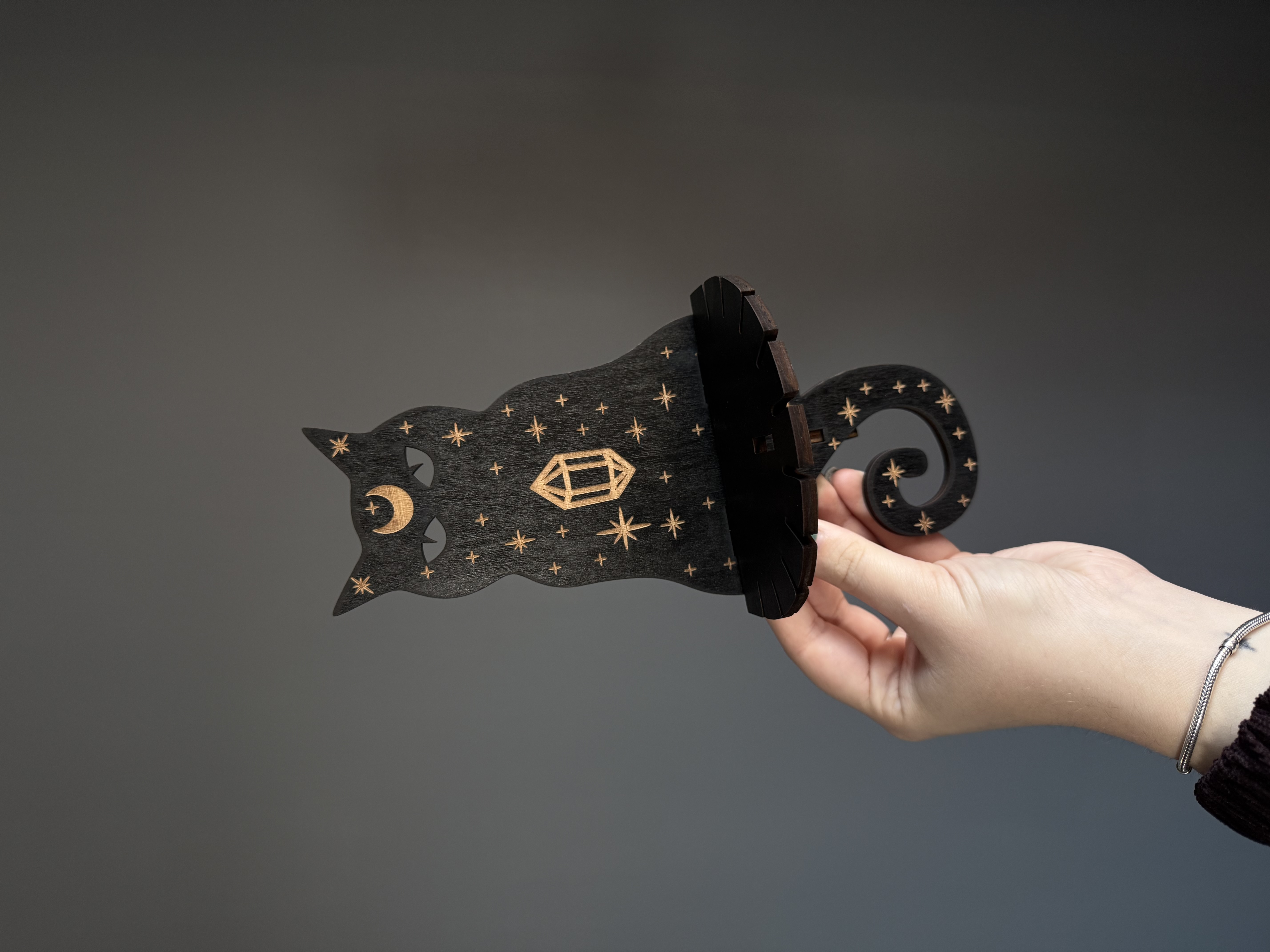 Деревʼяна настінна полиця