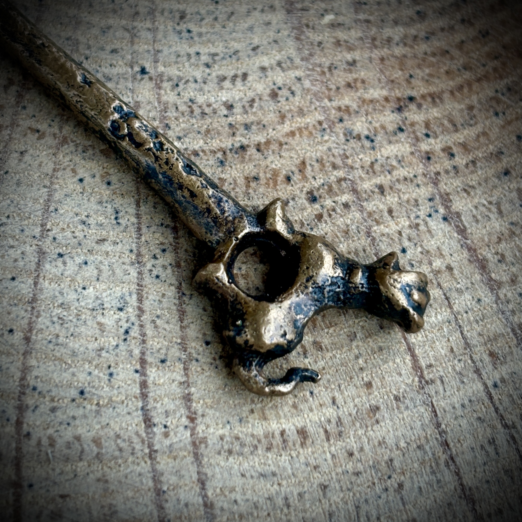 Шпилька-фібула з Левом у футлярі