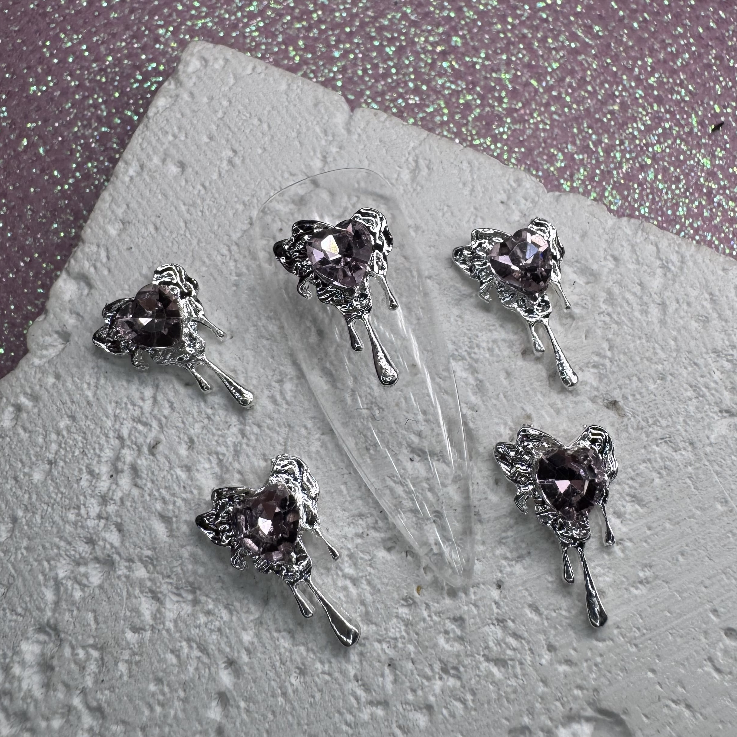 Фігурка для нігтів "Срібне сердечко з рожевим камінчиком"