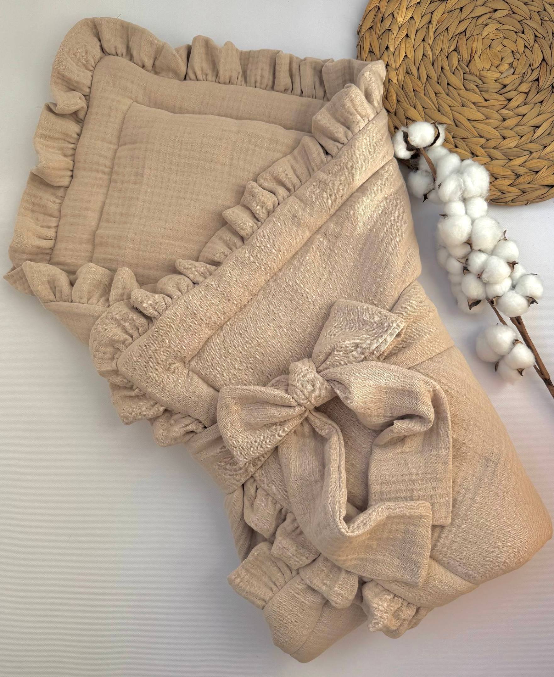 Плед-конверт для новонародженого 80×80 муслін з рюшами і бантом — конверт на виписку, теплий плед для малюка