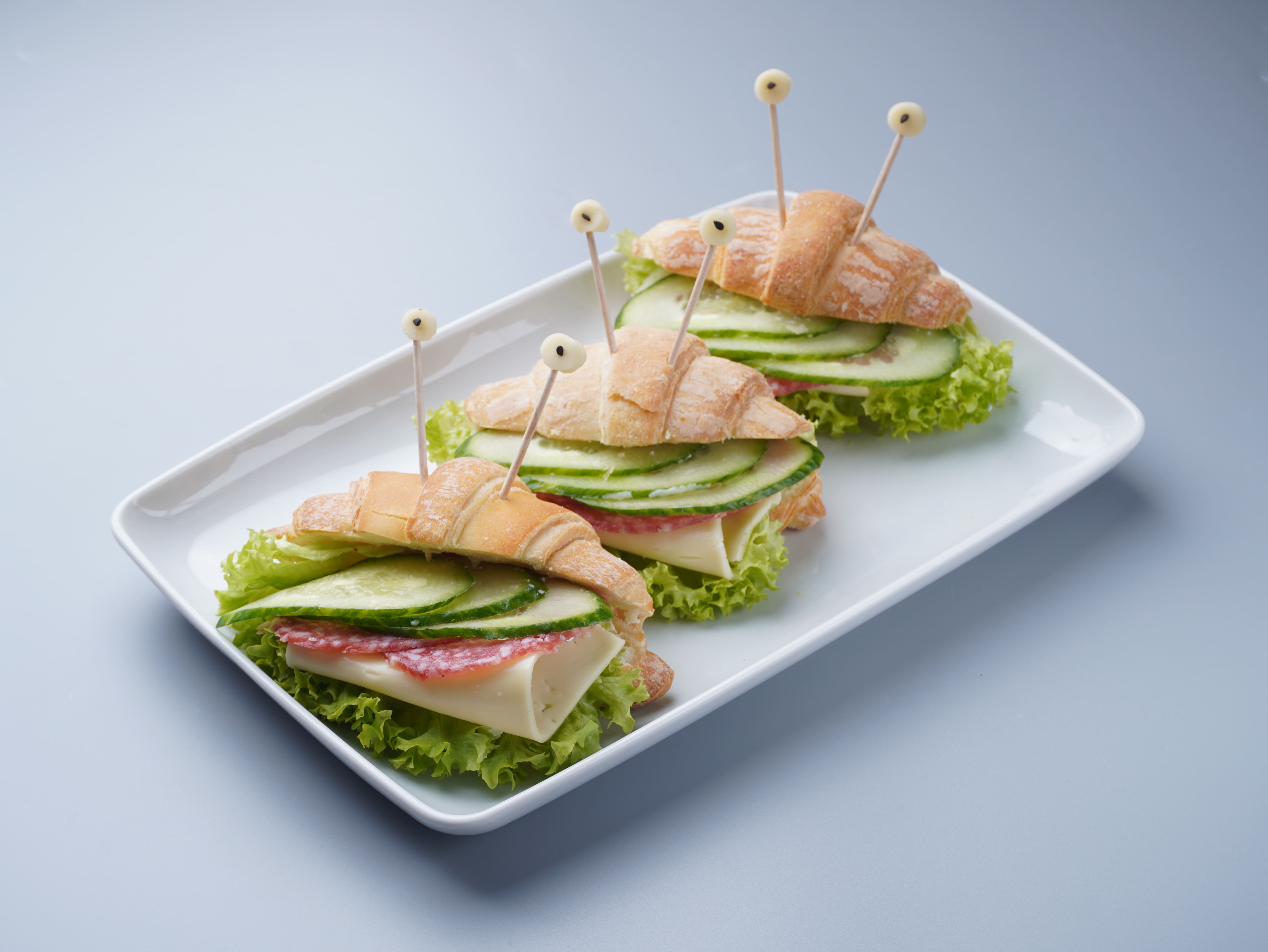 Міні круасан з салямі, сиром та овочами (60 грам)