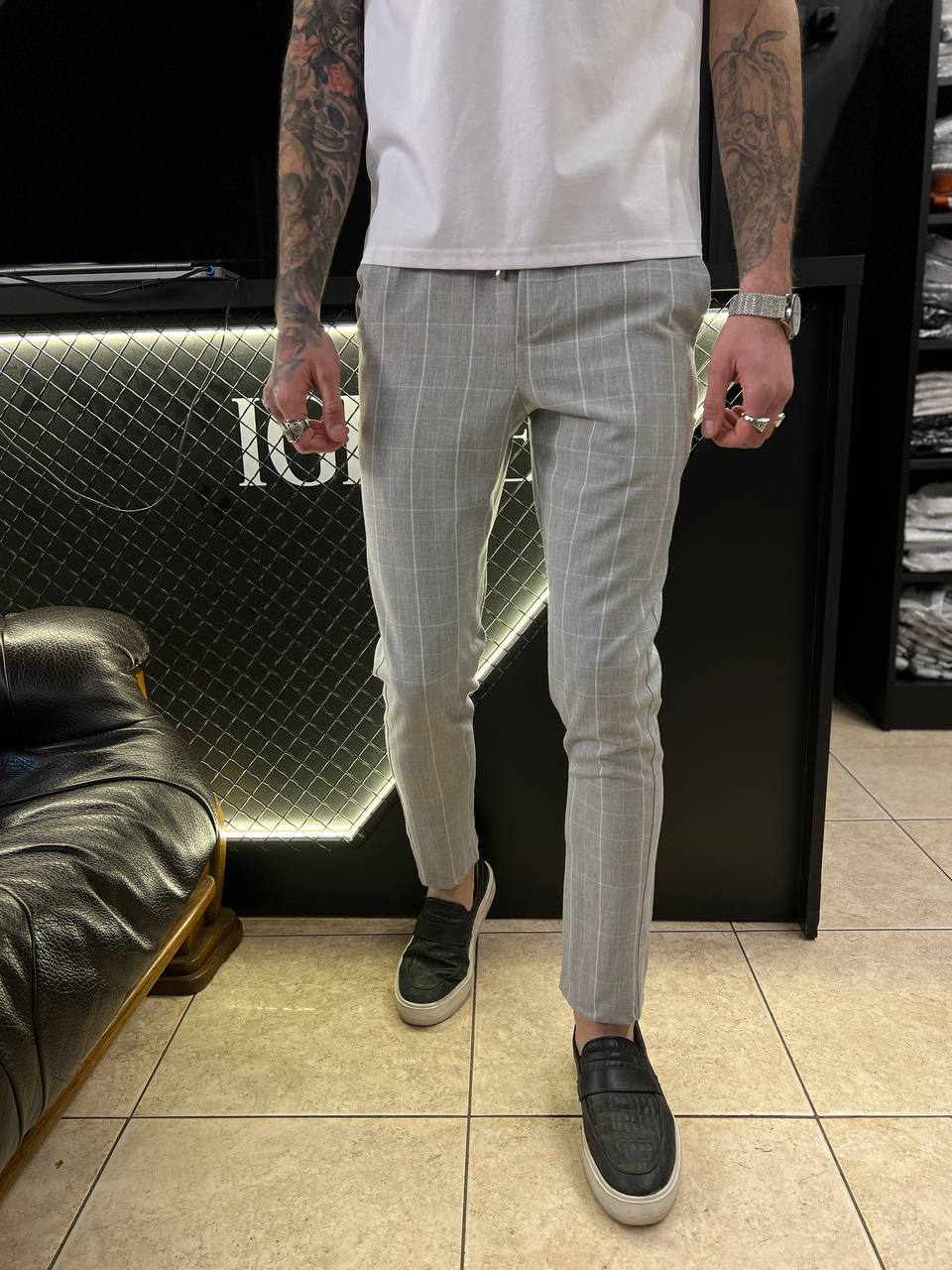 Чоловічі приталені брюки на зав'язках