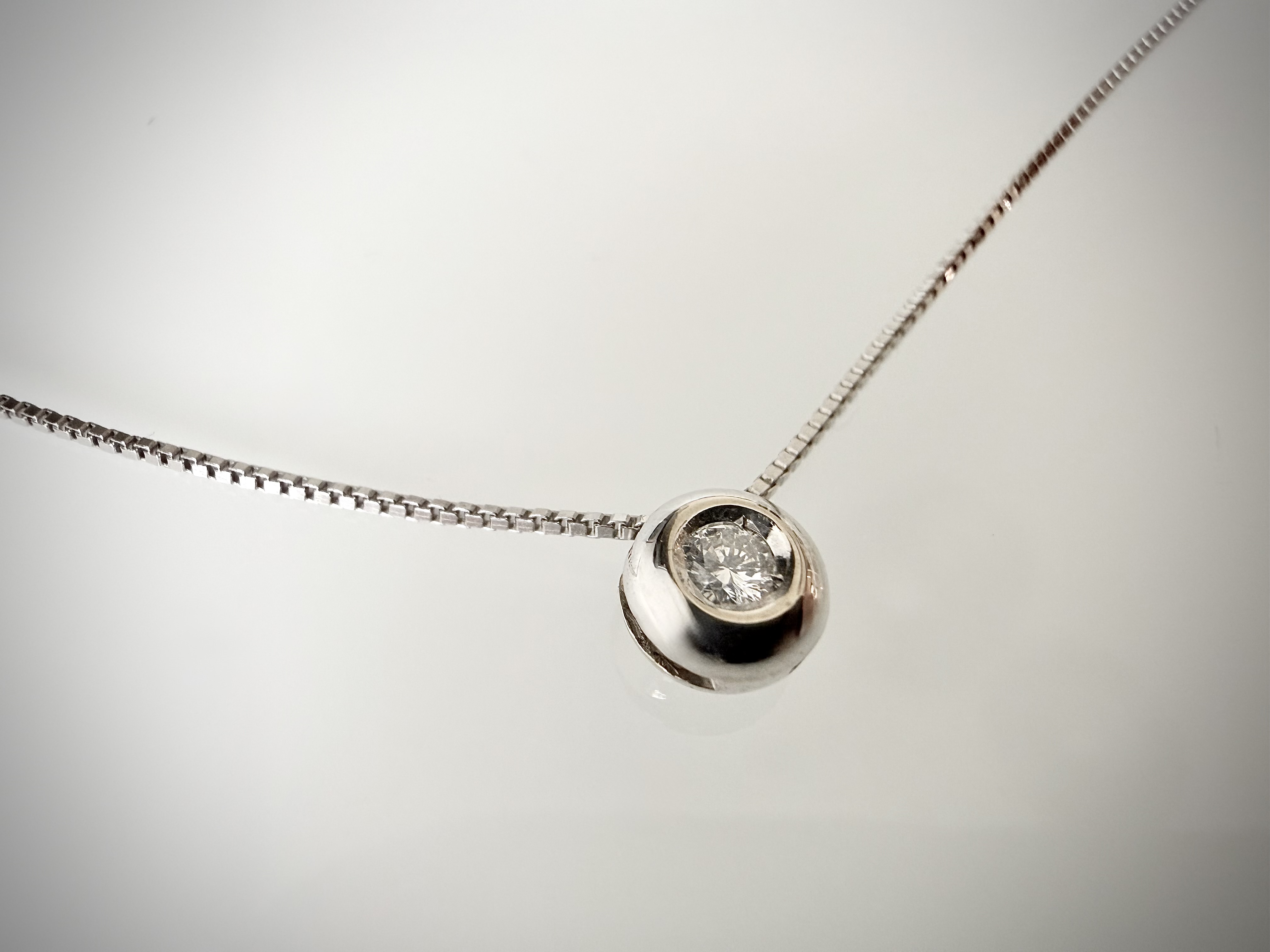 18k valkokultainen timanttikaulakoru 0,03 ct