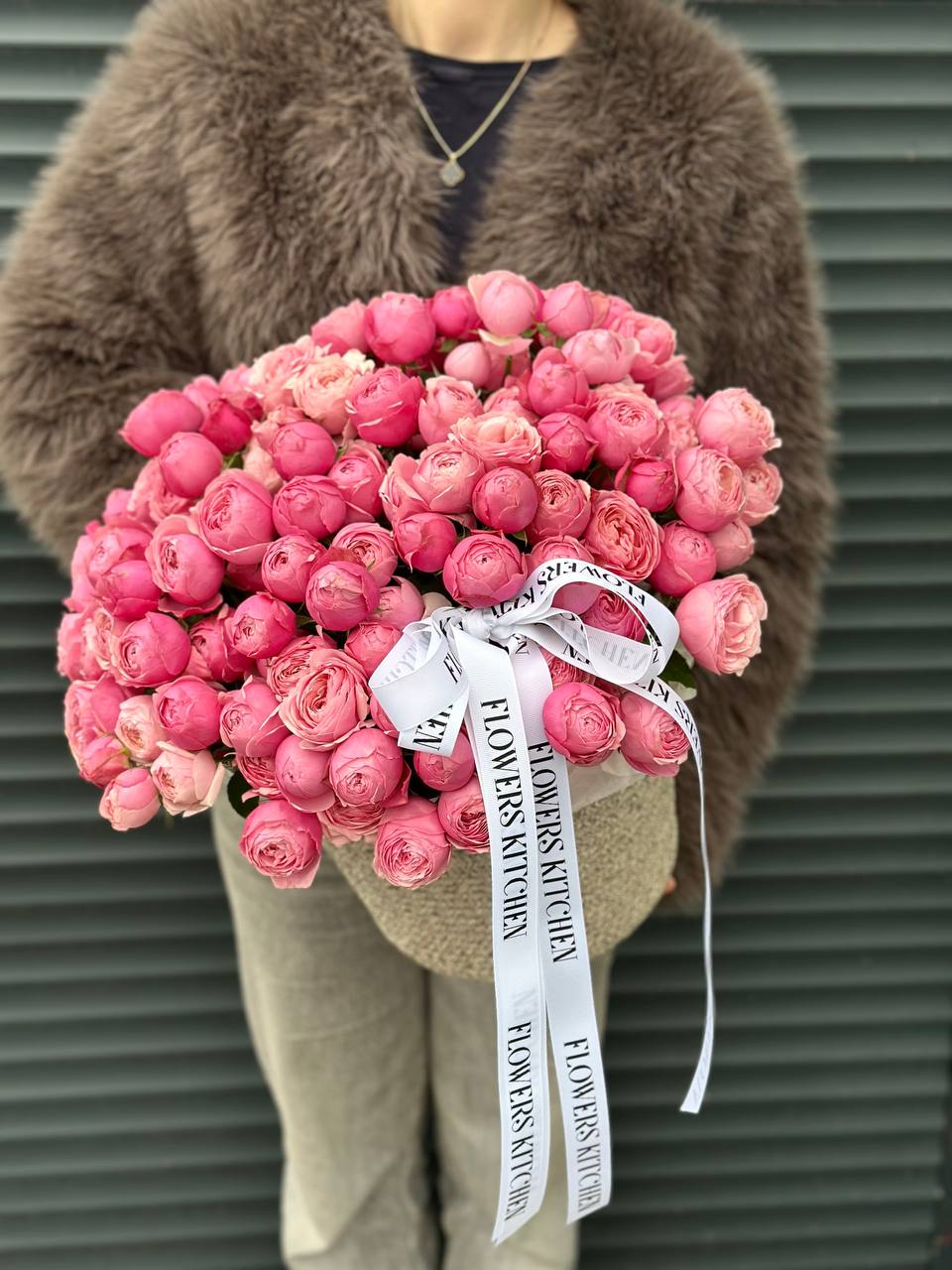 Корзина рожевих піоновидних троянд сорту Silva Pink