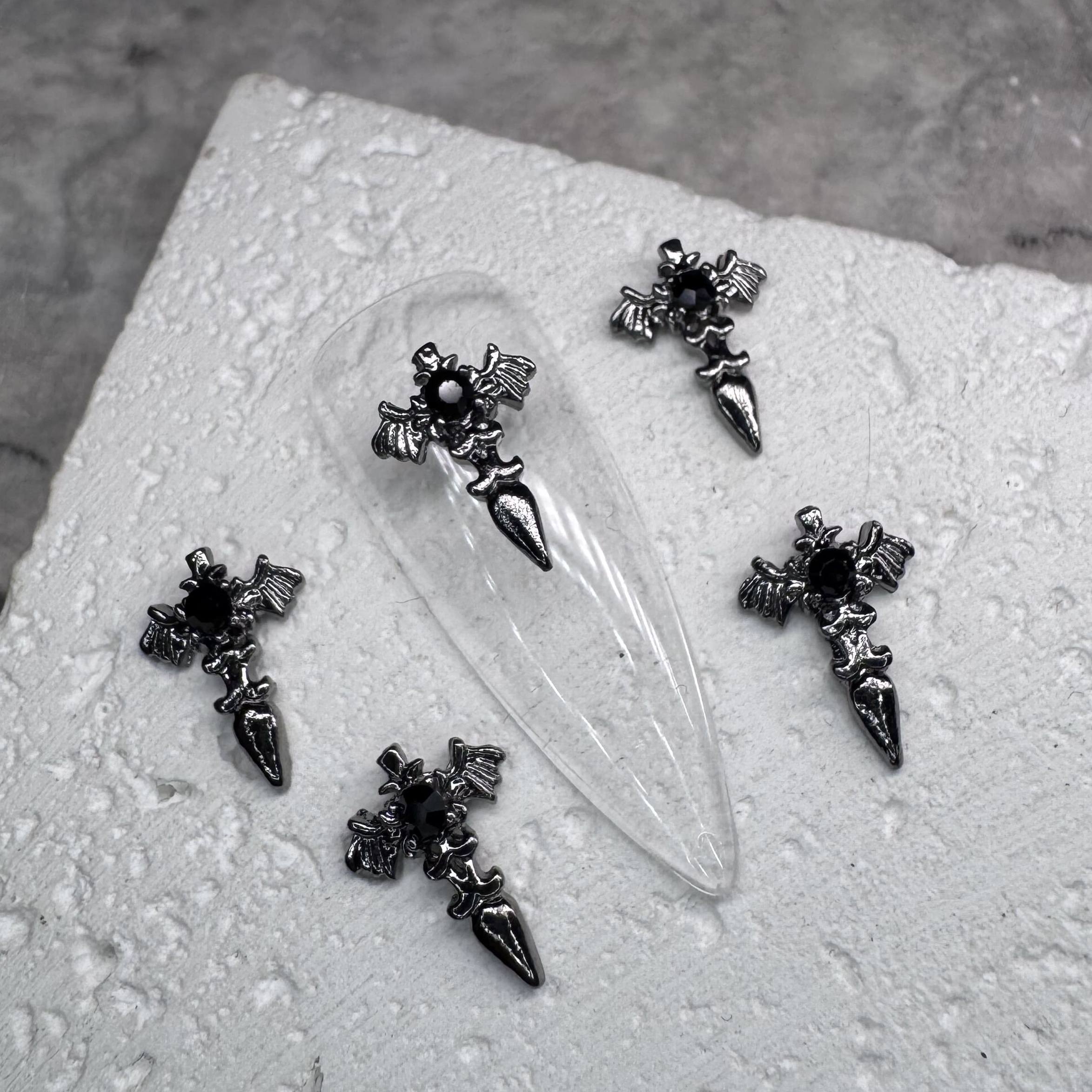 Фігурка для нігтів "Клинок з чорним камінчиком"