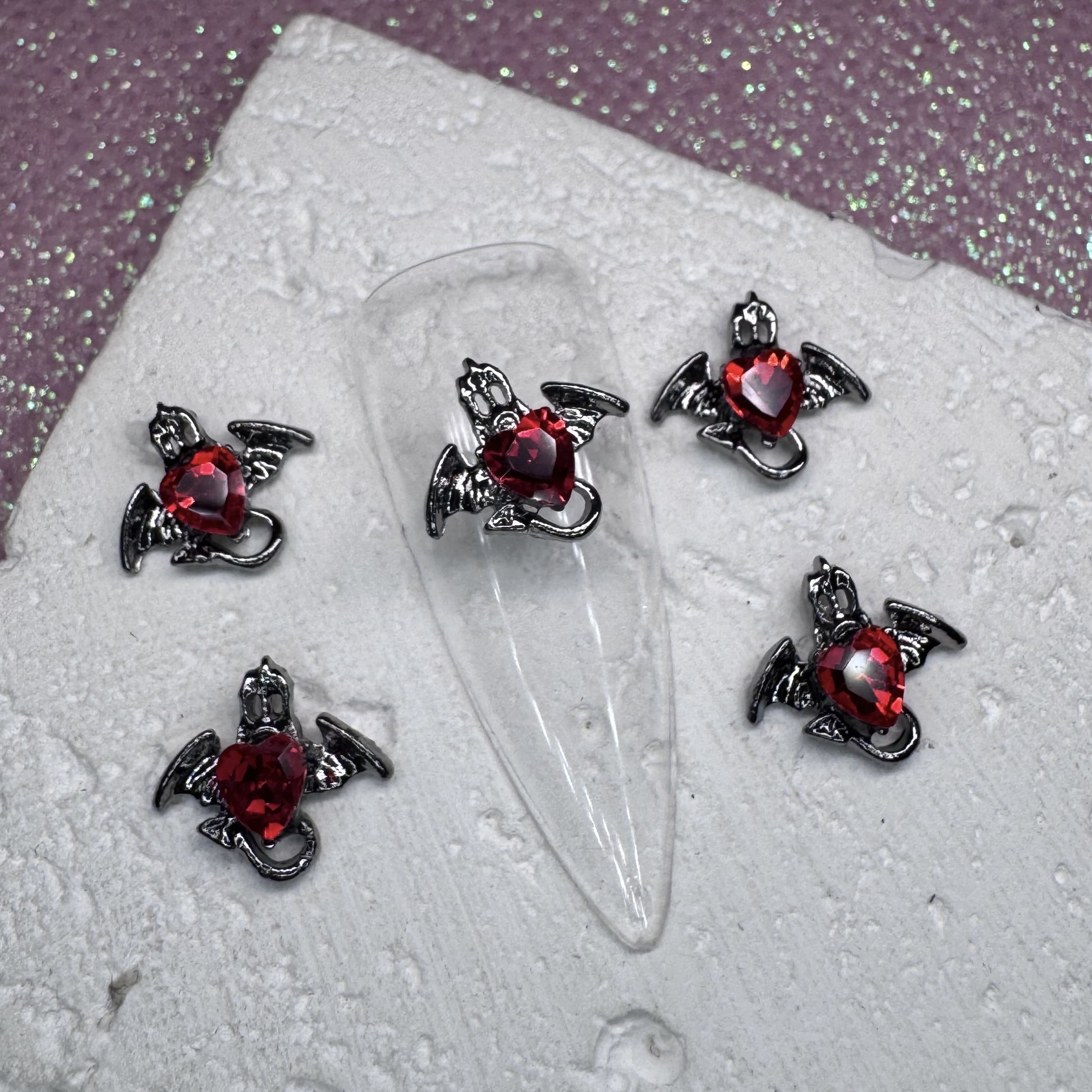 Фігурка для нігтів "Червоне сердечко з крилами"