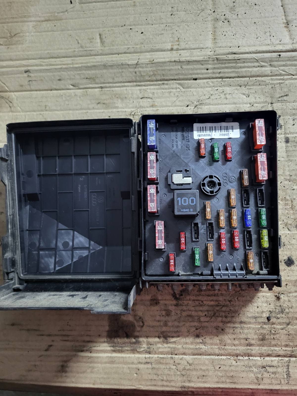 Підкапотний блок запобіжників Passat B6 2.0 BMP