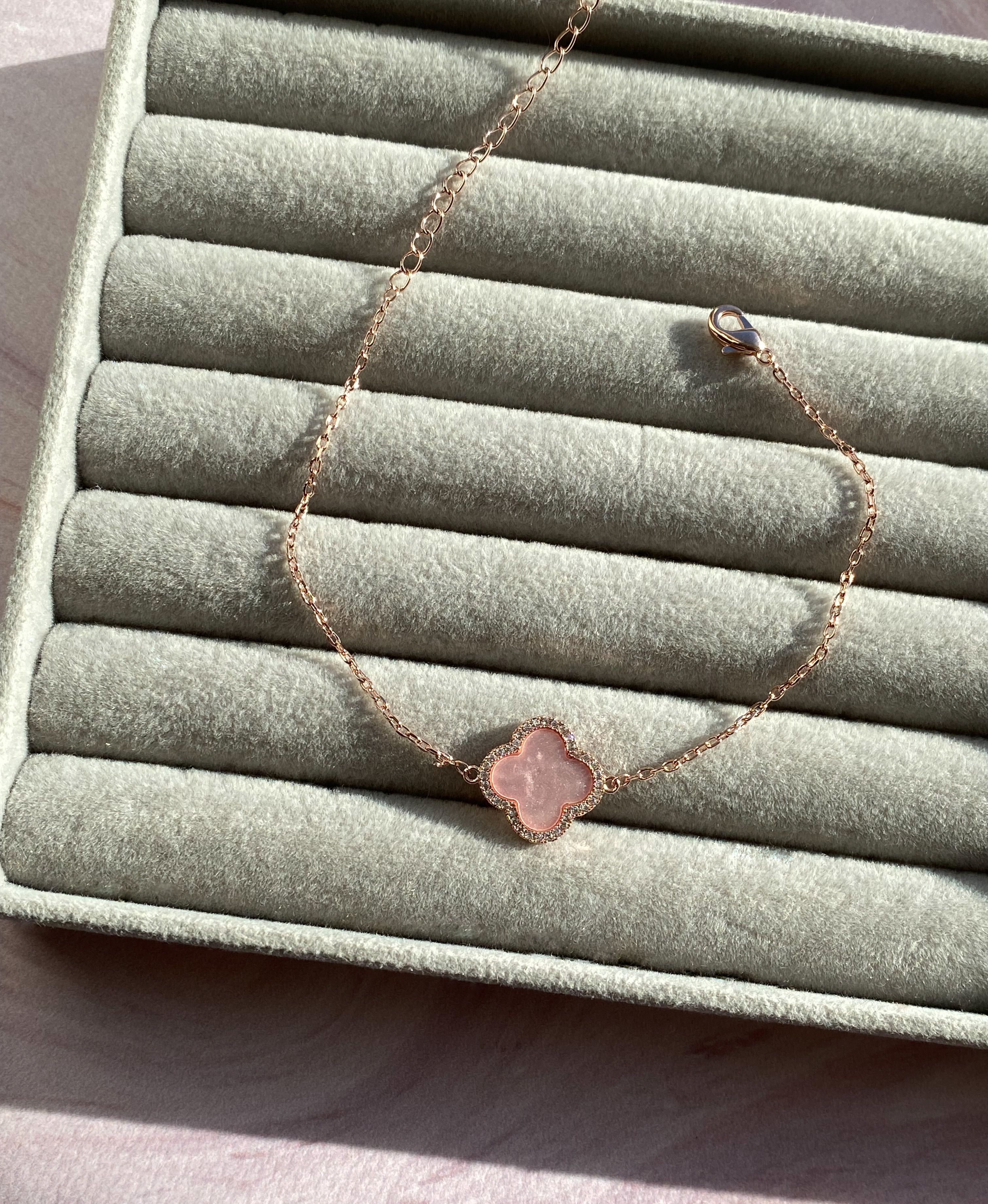 Браслет Клевер рожевий перламутр