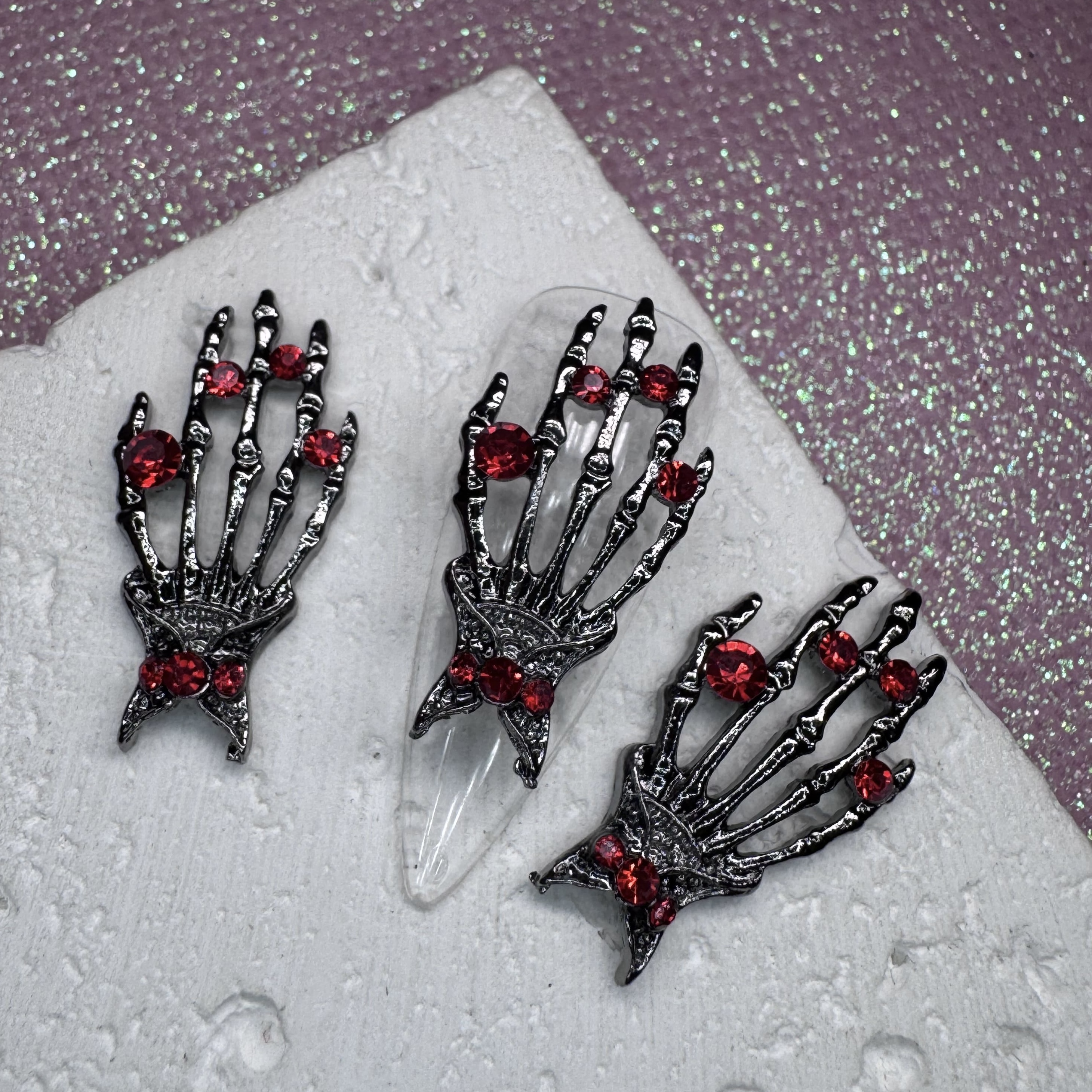 Фігурка для нігтів "Рука скелета з червоними камінчиками"