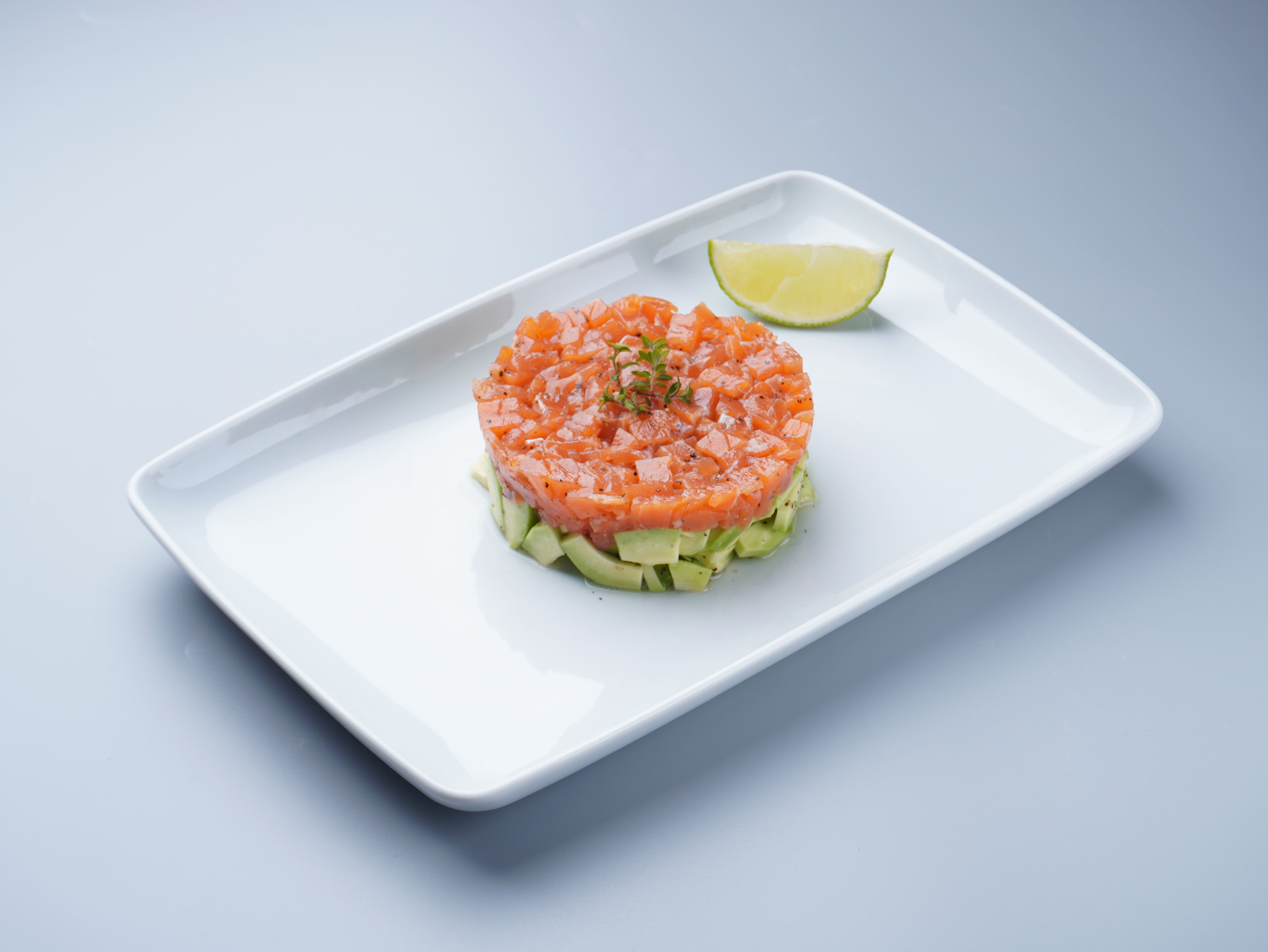 Тартар з лососем та авокадо (100 грам)