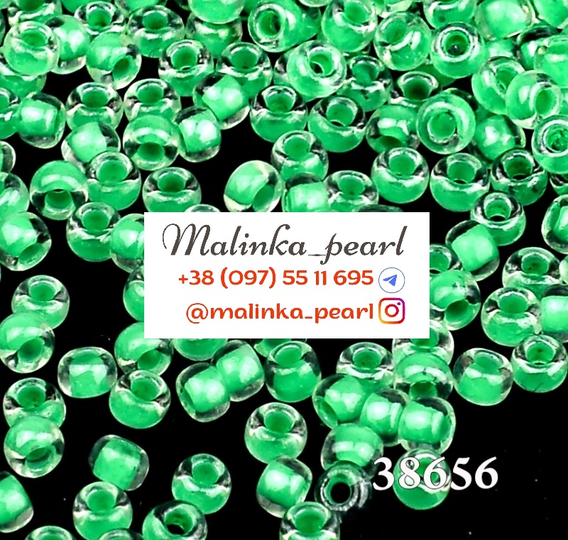 Бісер зелений, кристальний, глазурований з фарбованим отвором