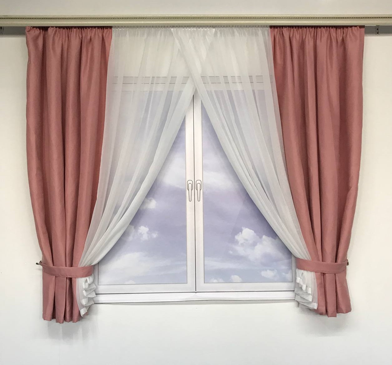 Короткі мікровелюрові штори рожевого кольору з тюлем на тасьмі