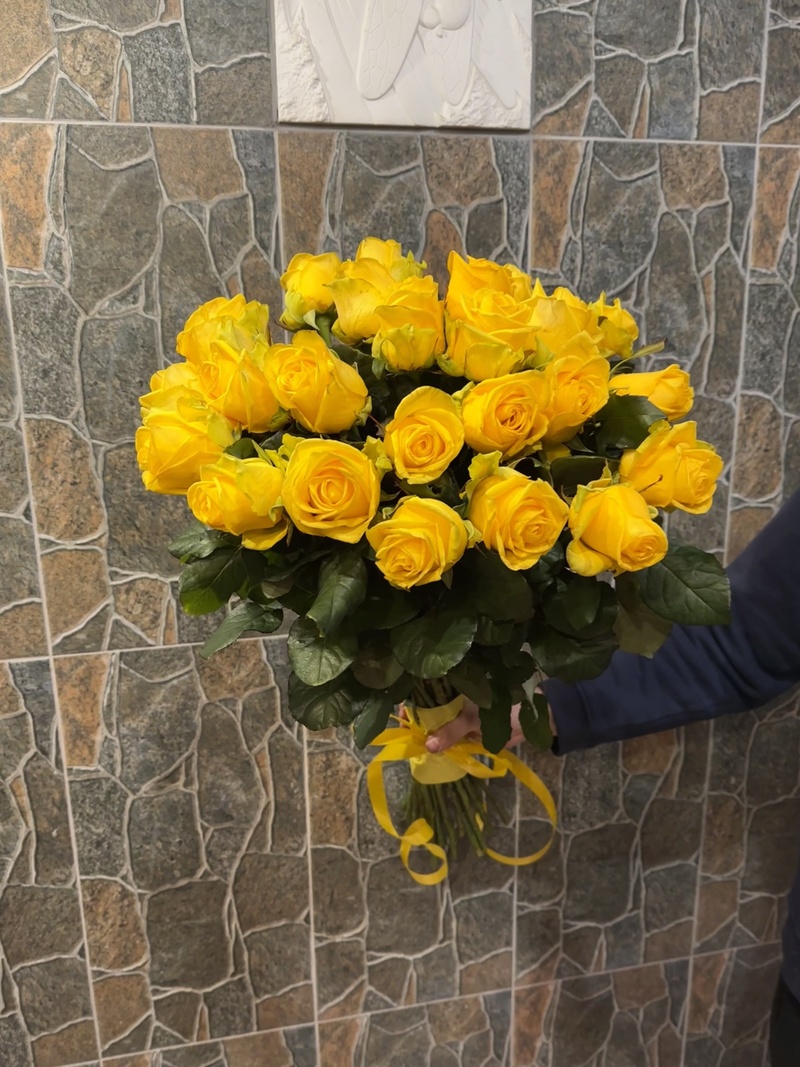 25 жовтих троянд "Пенні Лейн"