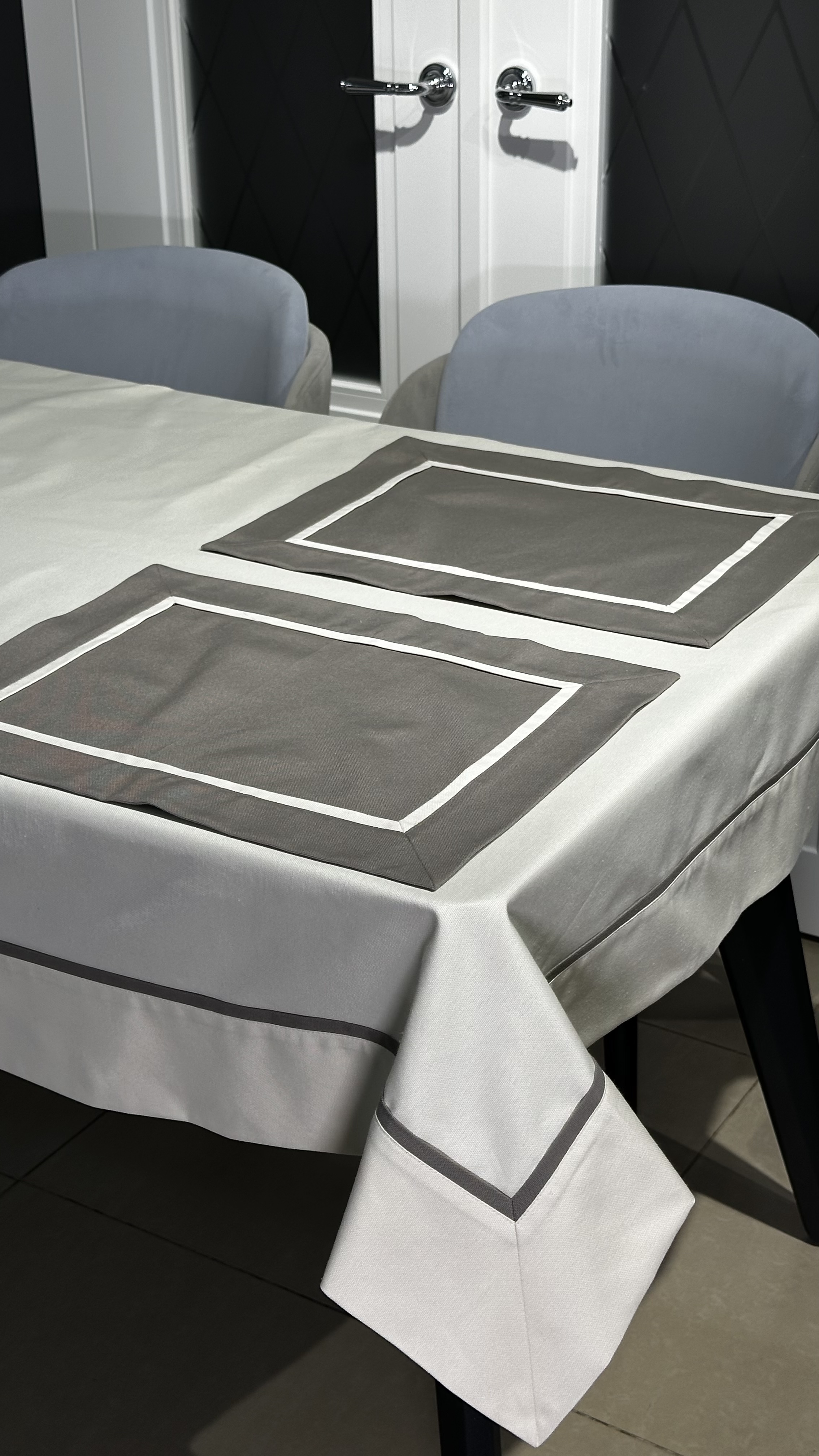 Скатертина молочна із кантом тауп 220х150