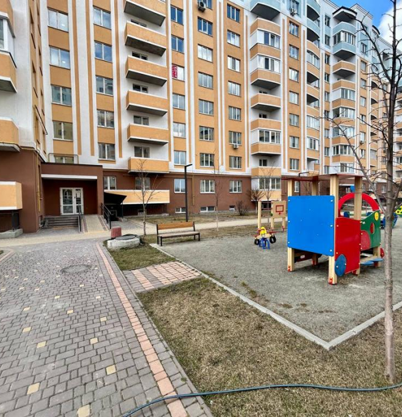 Дворівнева 3-кімнатна квартира з індивідуальним газовим опаленням