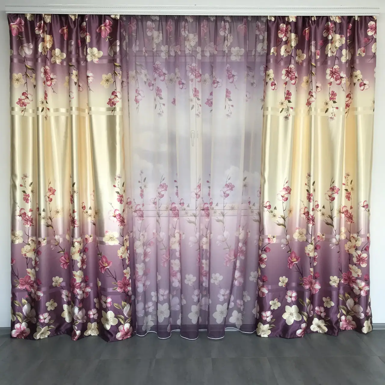 Штори атласні з тюлем з принтом квітів фіолетового кольору на тасьмі
