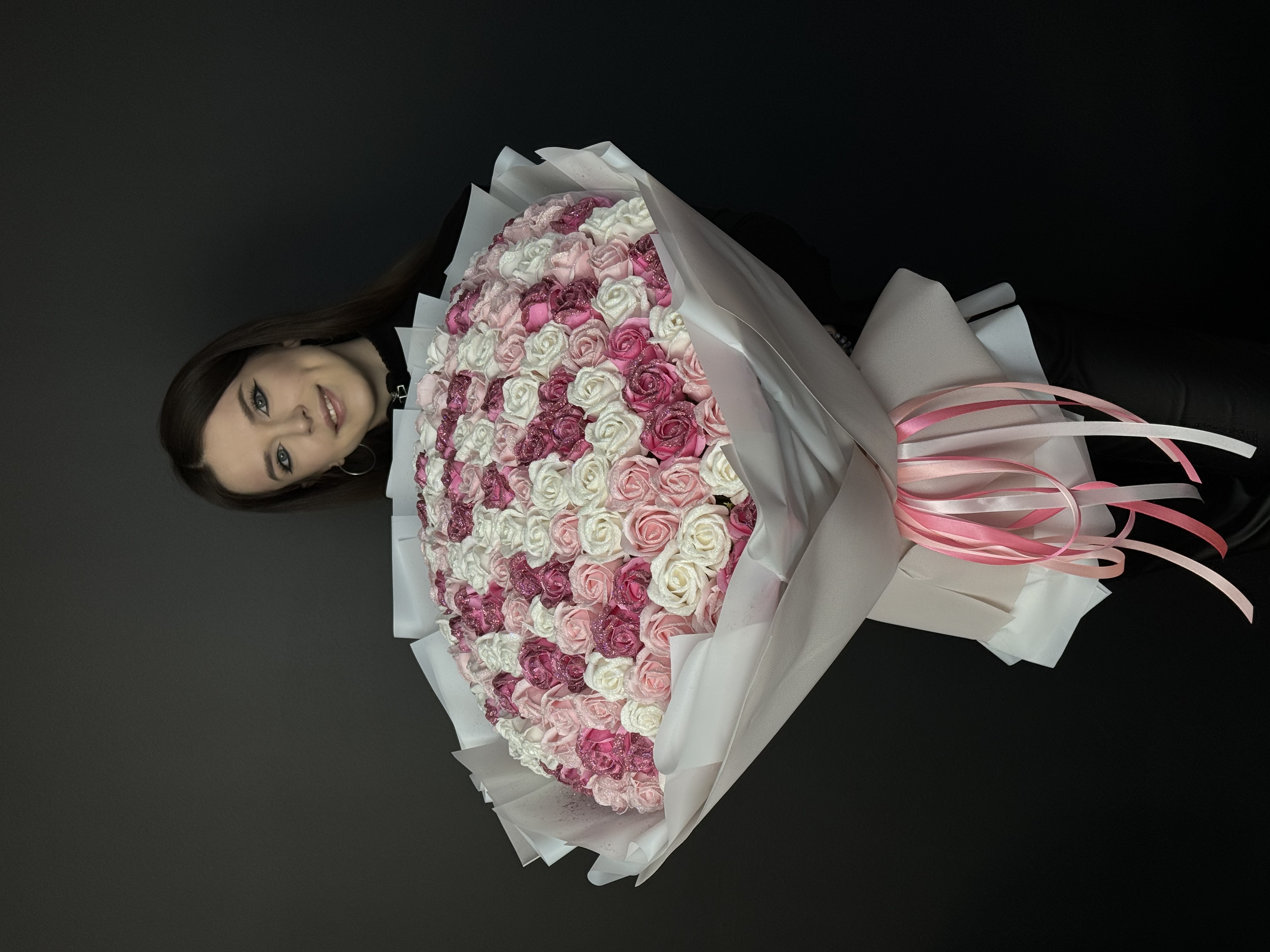 Мікс з білим, рожевим та ніжно-рожевим  з блискітками на 151 троянду💖