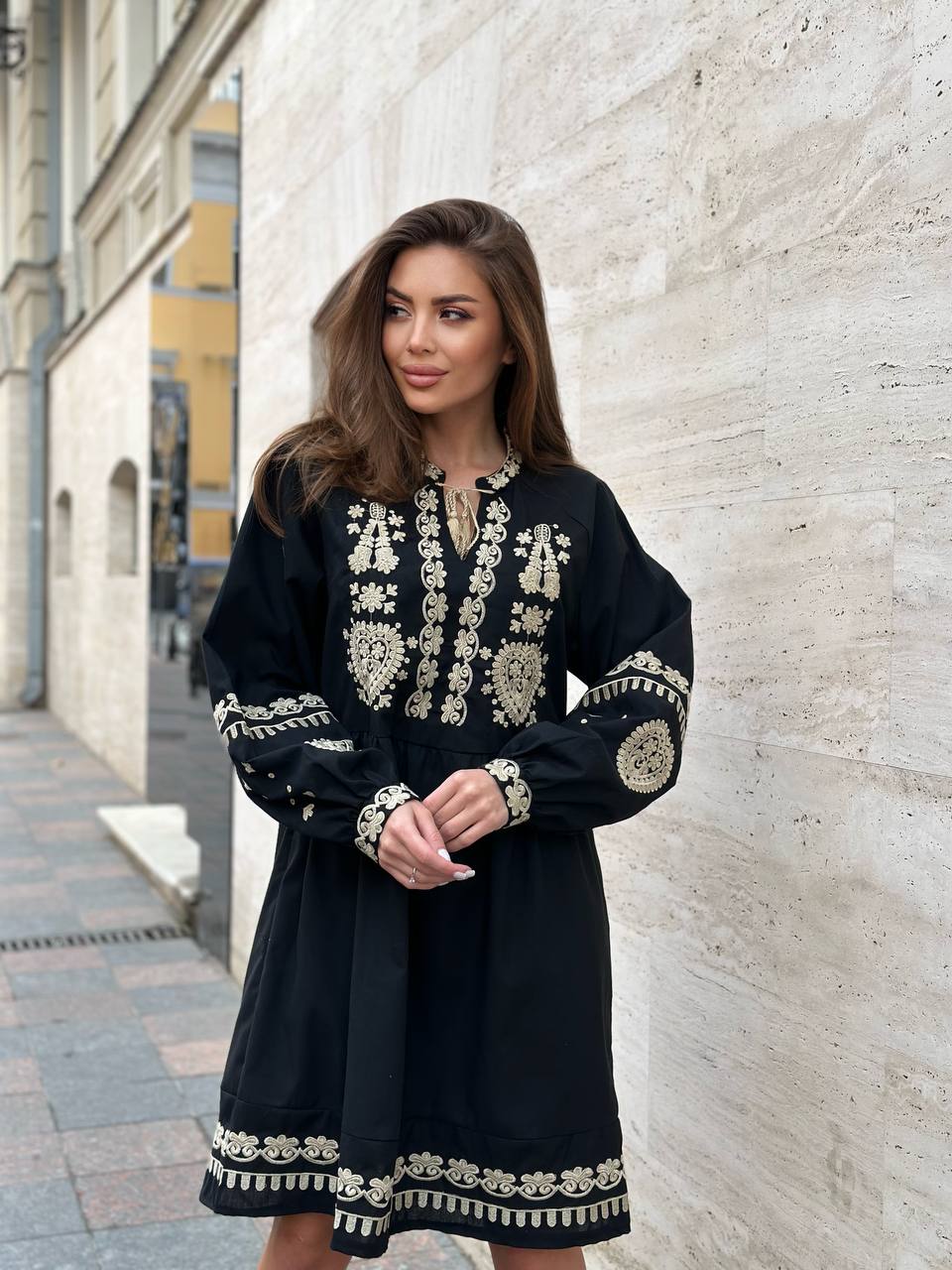 Чорна сукня з вишивкою