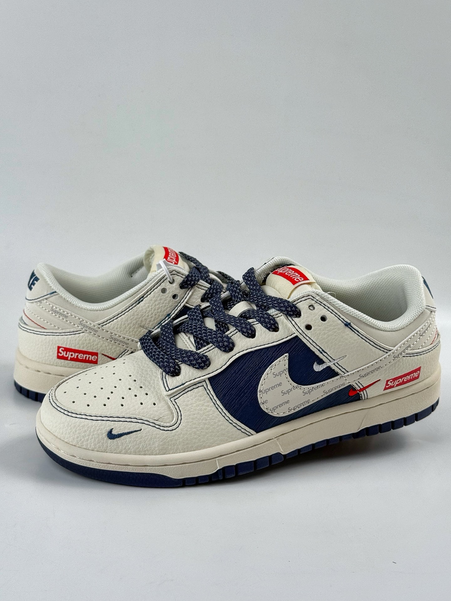 Nike SB Dunk Low x Supreme  JP1628-009