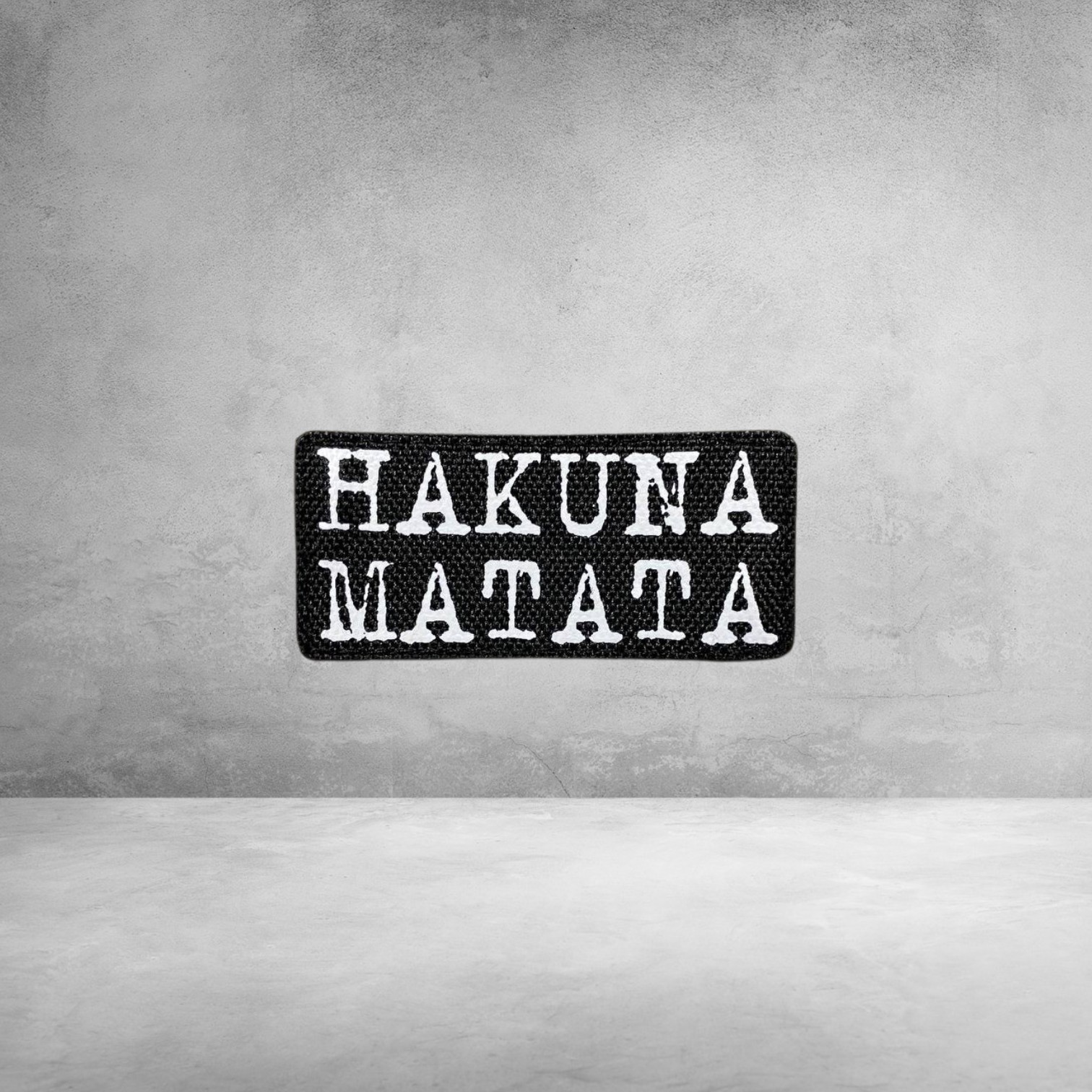 Патч Hakuna Matata чорний 6.5×3 см на липучці
