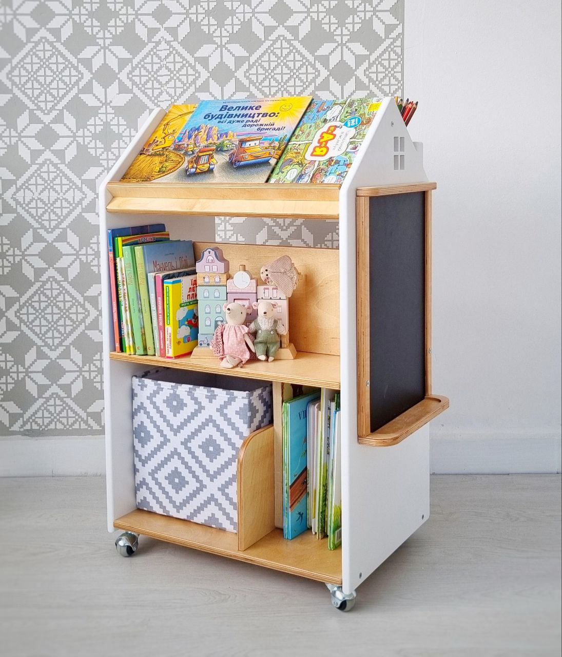 Дитячий стелаж дизайнерський Монтессорі для іграшок та книжок дерев'яний з грифельною дошкою на коліщатках Хмарочос - Білий/лаковий