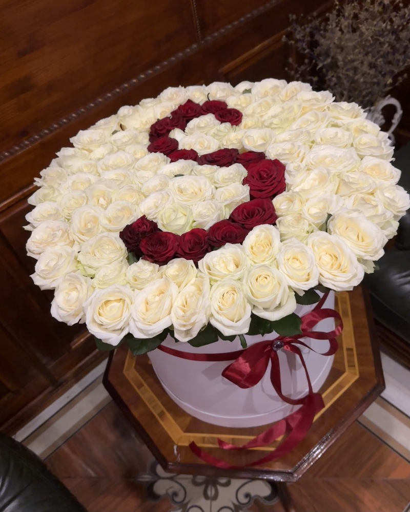 Композиція в коробці з 101 трояндою з викладкою літери "S"