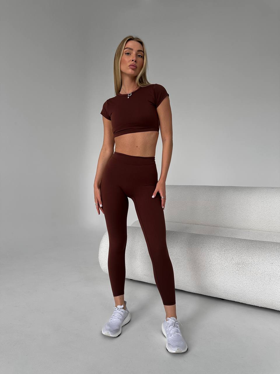 Кроп топ футболка з відкритою спиною та чашками 01 в кольорі шоколад