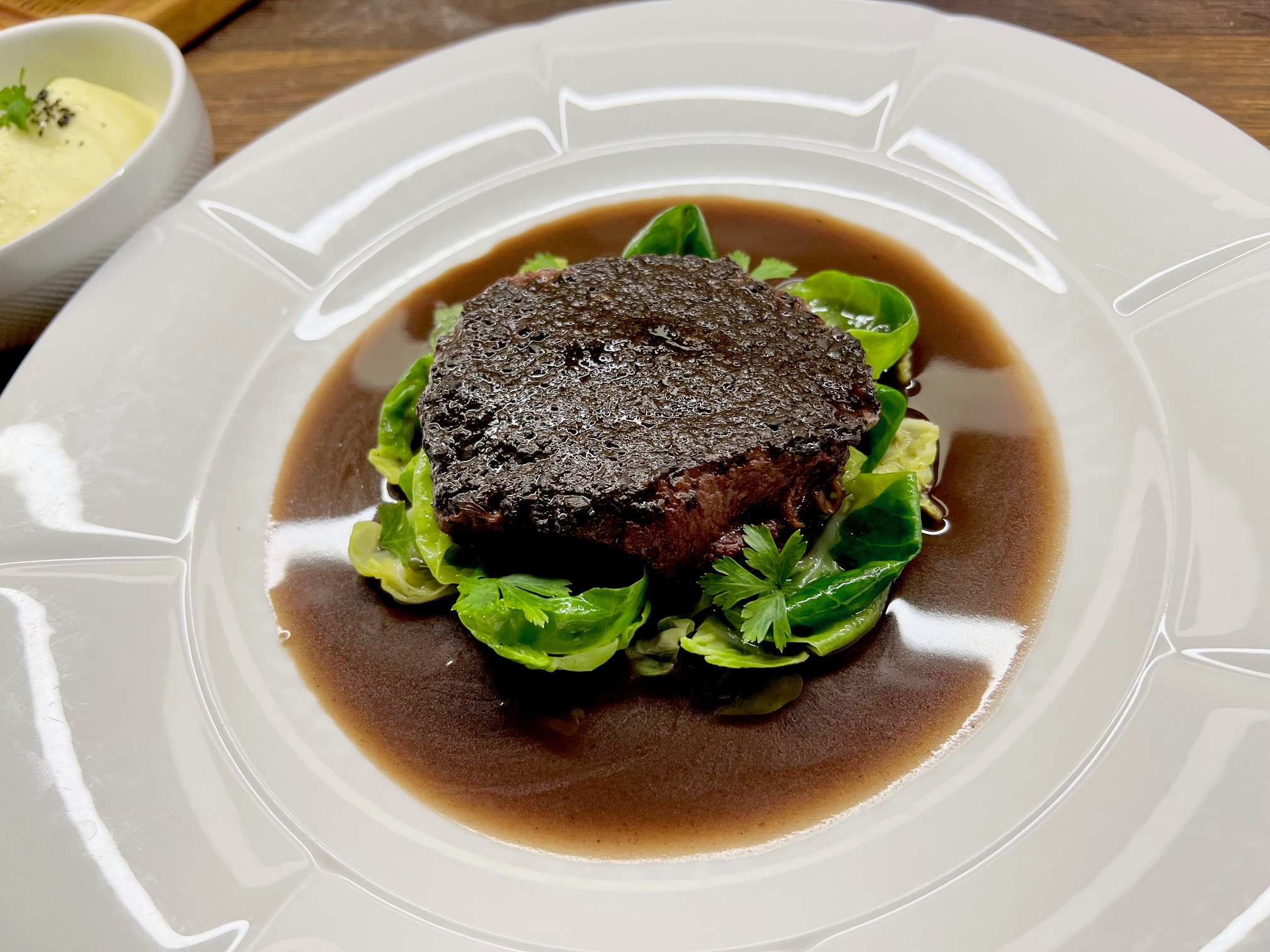 Томлені Щоки з Аргентинської телятини на Брюссельській капусті з Картопляним пюре Муслін (430)